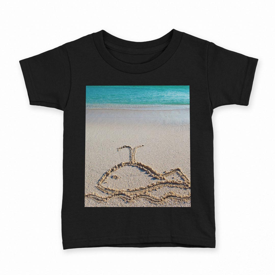 tシャツ キッズ 半袖 黒地 ブラック デザイン 90 100 110 120 130 140 150 Tシャツ ティーシャツ T shirt 上記で使用したデザインTシャツはこちら▼キッズ用Tシャツ　ブラック全デザインはこちらから▼ ▼キッズ用Tシャツ　グレー・ホワイト全デザインはこちらから▼商品特徴・15000デザインから選べる！デザインTシャツ！ ・洗濯も赤ちゃんにも安心なウェアプリント 　UltraChrome DGインクは洗濯に対しても色落ちが少なく、高い堅牢度が実証されています。 ・着心地や素材感にこだわった、上質なTシャツ。 ・1枚でも様になる万能型Tシャツ。 ・「よれない」「透けない」「長持ちする」という三大要素をすべて兼ね備えたTシャツです。 素材 ブラック：綿　100％ 注意事項画像はサンプルですので、Tシャツの大きさが若干異なる場合があります。ご覧の環境によっては多少色味に違いを感じる場合がございます。 イメージと違った、モニターと色味が異なるという理由での交換や返金はご対応出来かねます。 写真のカラーは可能な限り実際の商品に色味を近づけていますが、WEBの性質上ご使用のパソコンの設定や環境でカラーが若干異なります。 ご注文後に1点1点制作する受注生産品のため、不良品以外のご返品や交換は固くお断り致します。 選択間違いも保証対象外となりますため、ご注文の際は必ずサイズやカラーをご確認下さい。洗濯の際は、商品の色あせを避けるため手洗いをおすすめします。 つけ置き洗いは避けてください。 タンブラー乾燥はお控えください。発送について完全受注生産のハンドメイド商品となりますので、既製品と比べて発送までお時間を頂いています。 基本的に決済確認後、最大で10営業日での発送となります。繁忙期や休業日明けの場合はさらに時間がかかる場合があります。 その際には別途メールにてご連絡致します。メール便の場合、発送日から到着までに2〜4日ほどかかる場合が多く、紛失などの保障もご対応できかねます。あらかじめご了承下さい。