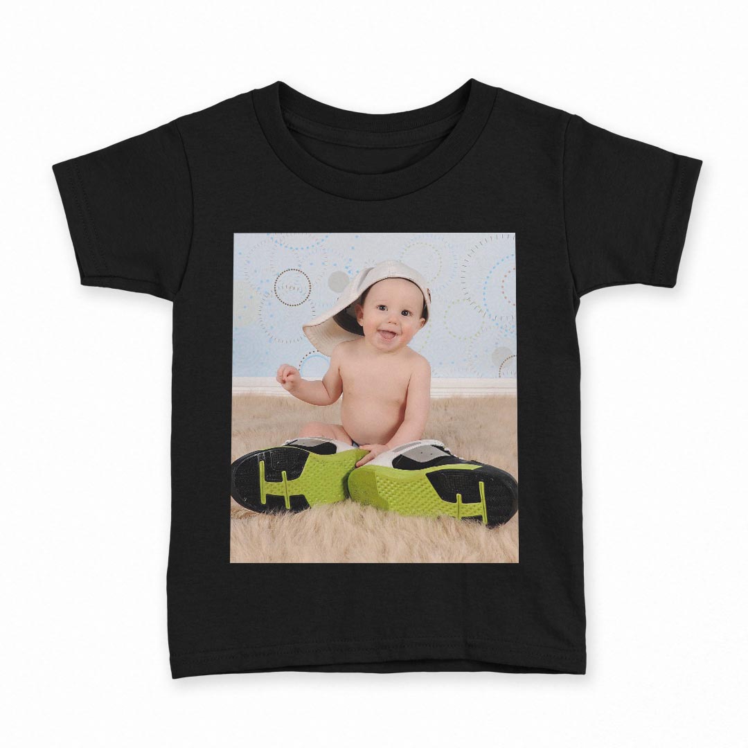 tシャツ キッズ 半袖 黒地 ブラック デザイン 90 100 110 120 130 140 150 Tシャツ ティーシャツ T shirt 上記で使用したデザインTシャツはこちら▼キッズ用Tシャツ　ブラック全デザインはこちらから▼ ▼キッズ用Tシャツ　グレー・ホワイト全デザインはこちらから▼商品特徴・15000デザインから選べる！デザインTシャツ！ ・洗濯も赤ちゃんにも安心なウェアプリント 　UltraChrome DGインクは洗濯に対しても色落ちが少なく、高い堅牢度が実証されています。 ・着心地や素材感にこだわった、上質なTシャツ。 ・1枚でも様になる万能型Tシャツ。 ・「よれない」「透けない」「長持ちする」という三大要素をすべて兼ね備えたTシャツです。 素材 ブラック：綿　100％ 注意事項画像はサンプルですので、Tシャツの大きさが若干異なる場合があります。ご覧の環境によっては多少色味に違いを感じる場合がございます。 イメージと違った、モニターと色味が異なるという理由での交換や返金はご対応出来かねます。 写真のカラーは可能な限り実際の商品に色味を近づけていますが、WEBの性質上ご使用のパソコンの設定や環境でカラーが若干異なります。 ご注文後に1点1点制作する受注生産品のため、不良品以外のご返品や交換は固くお断り致します。 選択間違いも保証対象外となりますため、ご注文の際は必ずサイズやカラーをご確認下さい。洗濯の際は、商品の色あせを避けるため手洗いをおすすめします。 つけ置き洗いは避けてください。 タンブラー乾燥はお控えください。発送について完全受注生産のハンドメイド商品となりますので、既製品と比べて発送までお時間を頂いています。 基本的に決済確認後、最大で10営業日での発送となります。繁忙期や休業日明けの場合はさらに時間がかかる場合があります。 その際には別途メールにてご連絡致します。メール便の場合、発送日から到着までに2〜4日ほどかかる場合が多く、紛失などの保障もご対応できかねます。あらかじめご了承下さい。