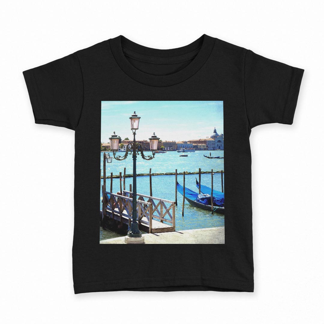 tシャツ キッズ 半袖 黒地 ブラック デザイン 90 100 110 120 130 140 150 Tシャツ ティーシャツ T shirt 上記で使用したデザインTシャツはこちら▼キッズ用Tシャツ　ブラック全デザインはこちらから▼ ▼キッズ用Tシャツ　グレー・ホワイト全デザインはこちらから▼商品特徴・15000デザインから選べる！デザインTシャツ！ ・洗濯も赤ちゃんにも安心なウェアプリント 　UltraChrome DGインクは洗濯に対しても色落ちが少なく、高い堅牢度が実証されています。 ・着心地や素材感にこだわった、上質なTシャツ。 ・1枚でも様になる万能型Tシャツ。 ・「よれない」「透けない」「長持ちする」という三大要素をすべて兼ね備えたTシャツです。 素材 ブラック：綿　100％ 注意事項画像はサンプルですので、Tシャツの大きさが若干異なる場合があります。ご覧の環境によっては多少色味に違いを感じる場合がございます。 イメージと違った、モニターと色味が異なるという理由での交換や返金はご対応出来かねます。 写真のカラーは可能な限り実際の商品に色味を近づけていますが、WEBの性質上ご使用のパソコンの設定や環境でカラーが若干異なります。 ご注文後に1点1点制作する受注生産品のため、不良品以外のご返品や交換は固くお断り致します。 選択間違いも保証対象外となりますため、ご注文の際は必ずサイズやカラーをご確認下さい。洗濯の際は、商品の色あせを避けるため手洗いをおすすめします。 つけ置き洗いは避けてください。 タンブラー乾燥はお控えください。発送について完全受注生産のハンドメイド商品となりますので、既製品と比べて発送までお時間を頂いています。 基本的に決済確認後、最大で10営業日での発送となります。繁忙期や休業日明けの場合はさらに時間がかかる場合があります。 その際には別途メールにてご連絡致します。メール便の場合、発送日から到着までに2〜4日ほどかかる場合が多く、紛失などの保障もご対応できかねます。あらかじめご了承下さい。