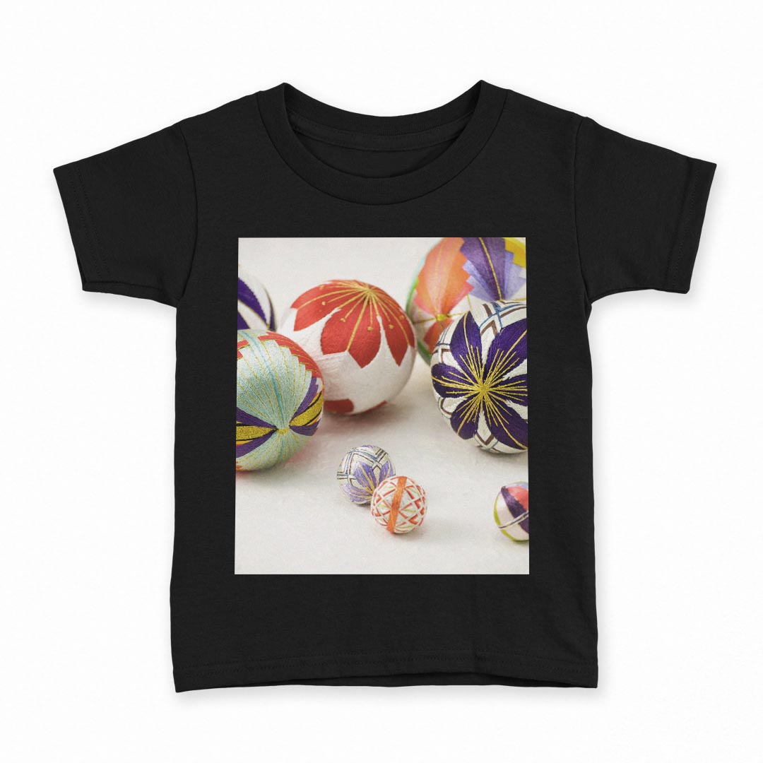 tシャツ キッズ 半袖 黒地 ブラック デザイン 90 100 110 120 130 140 150 Tシャツ ティーシャツ T shirt 上記で使用したデザインTシャツはこちら▼キッズ用Tシャツ　ブラック全デザインはこちらから▼ ▼キッズ用Tシャツ　グレー・ホワイト全デザインはこちらから▼商品特徴・15000デザインから選べる！デザインTシャツ！ ・洗濯も赤ちゃんにも安心なウェアプリント 　UltraChrome DGインクは洗濯に対しても色落ちが少なく、高い堅牢度が実証されています。 ・着心地や素材感にこだわった、上質なTシャツ。 ・1枚でも様になる万能型Tシャツ。 ・「よれない」「透けない」「長持ちする」という三大要素をすべて兼ね備えたTシャツです。 素材 ブラック：綿　100％ 注意事項画像はサンプルですので、Tシャツの大きさが若干異なる場合があります。ご覧の環境によっては多少色味に違いを感じる場合がございます。 イメージと違った、モニターと色味が異なるという理由での交換や返金はご対応出来かねます。 写真のカラーは可能な限り実際の商品に色味を近づけていますが、WEBの性質上ご使用のパソコンの設定や環境でカラーが若干異なります。 ご注文後に1点1点制作する受注生産品のため、不良品以外のご返品や交換は固くお断り致します。 選択間違いも保証対象外となりますため、ご注文の際は必ずサイズやカラーをご確認下さい。洗濯の際は、商品の色あせを避けるため手洗いをおすすめします。 つけ置き洗いは避けてください。 タンブラー乾燥はお控えください。発送について完全受注生産のハンドメイド商品となりますので、既製品と比べて発送までお時間を頂いています。 基本的に決済確認後、最大で10営業日での発送となります。繁忙期や休業日明けの場合はさらに時間がかかる場合があります。 その際には別途メールにてご連絡致します。メール便の場合、発送日から到着までに2〜4日ほどかかる場合が多く、紛失などの保障もご対応できかねます。あらかじめご了承下さい。