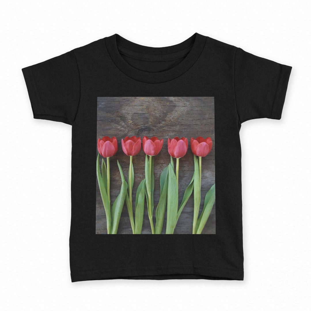 tシャツ キッズ 半袖 黒地 ブラック デザイン 90 100 110 120 130 140 150 Tシャツ ティーシャツ T shirt 上記で使用したデザインTシャツはこちら▼キッズ用Tシャツ　ブラック全デザインはこちらから▼ ▼キッズ用Tシャツ　グレー・ホワイト全デザインはこちらから▼商品特徴・15000デザインから選べる！デザインTシャツ！ ・洗濯も赤ちゃんにも安心なウェアプリント 　UltraChrome DGインクは洗濯に対しても色落ちが少なく、高い堅牢度が実証されています。 ・着心地や素材感にこだわった、上質なTシャツ。 ・1枚でも様になる万能型Tシャツ。 ・「よれない」「透けない」「長持ちする」という三大要素をすべて兼ね備えたTシャツです。 素材 ブラック：綿　100％ 注意事項画像はサンプルですので、Tシャツの大きさが若干異なる場合があります。ご覧の環境によっては多少色味に違いを感じる場合がございます。 イメージと違った、モニターと色味が異なるという理由での交換や返金はご対応出来かねます。 写真のカラーは可能な限り実際の商品に色味を近づけていますが、WEBの性質上ご使用のパソコンの設定や環境でカラーが若干異なります。 ご注文後に1点1点制作する受注生産品のため、不良品以外のご返品や交換は固くお断り致します。 選択間違いも保証対象外となりますため、ご注文の際は必ずサイズやカラーをご確認下さい。洗濯の際は、商品の色あせを避けるため手洗いをおすすめします。 つけ置き洗いは避けてください。 タンブラー乾燥はお控えください。発送について完全受注生産のハンドメイド商品となりますので、既製品と比べて発送までお時間を頂いています。 基本的に決済確認後、最大で10営業日での発送となります。繁忙期や休業日明けの場合はさらに時間がかかる場合があります。 その際には別途メールにてご連絡致します。メール便の場合、発送日から到着までに2〜4日ほどかかる場合が多く、紛失などの保障もご対応できかねます。あらかじめご了承下さい。