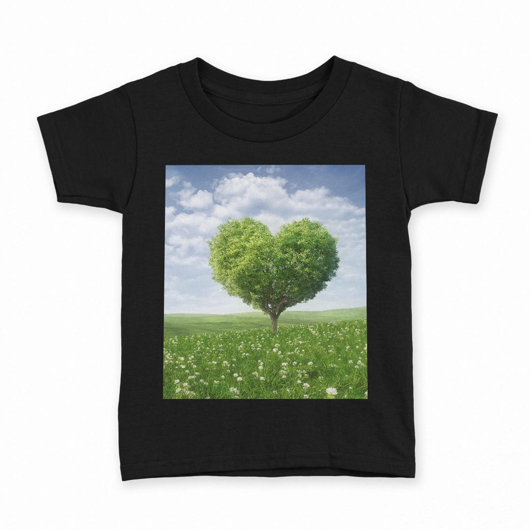 tシャツ キッズ 半袖 黒地 ブラック デザイン 90 100 110 120 130 140 150 Tシャツ ティーシャツ T shirt 上記で使用したデザインTシャツはこちら▼キッズ用Tシャツ　ブラック全デザインはこちらから▼ ▼キッズ用Tシャツ　グレー・ホワイト全デザインはこちらから▼商品特徴・15000デザインから選べる！デザインTシャツ！ ・洗濯も赤ちゃんにも安心なウェアプリント 　UltraChrome DGインクは洗濯に対しても色落ちが少なく、高い堅牢度が実証されています。 ・着心地や素材感にこだわった、上質なTシャツ。 ・1枚でも様になる万能型Tシャツ。 ・「よれない」「透けない」「長持ちする」という三大要素をすべて兼ね備えたTシャツです。 素材 ブラック：綿　100％ 注意事項画像はサンプルですので、Tシャツの大きさが若干異なる場合があります。ご覧の環境によっては多少色味に違いを感じる場合がございます。 イメージと違った、モニターと色味が異なるという理由での交換や返金はご対応出来かねます。 写真のカラーは可能な限り実際の商品に色味を近づけていますが、WEBの性質上ご使用のパソコンの設定や環境でカラーが若干異なります。 ご注文後に1点1点制作する受注生産品のため、不良品以外のご返品や交換は固くお断り致します。 選択間違いも保証対象外となりますため、ご注文の際は必ずサイズやカラーをご確認下さい。洗濯の際は、商品の色あせを避けるため手洗いをおすすめします。 つけ置き洗いは避けてください。 タンブラー乾燥はお控えください。発送について完全受注生産のハンドメイド商品となりますので、既製品と比べて発送までお時間を頂いています。 基本的に決済確認後、最大で10営業日での発送となります。繁忙期や休業日明けの場合はさらに時間がかかる場合があります。 その際には別途メールにてご連絡致します。メール便の場合、発送日から到着までに2〜4日ほどかかる場合が多く、紛失などの保障もご対応できかねます。あらかじめご了承下さい。