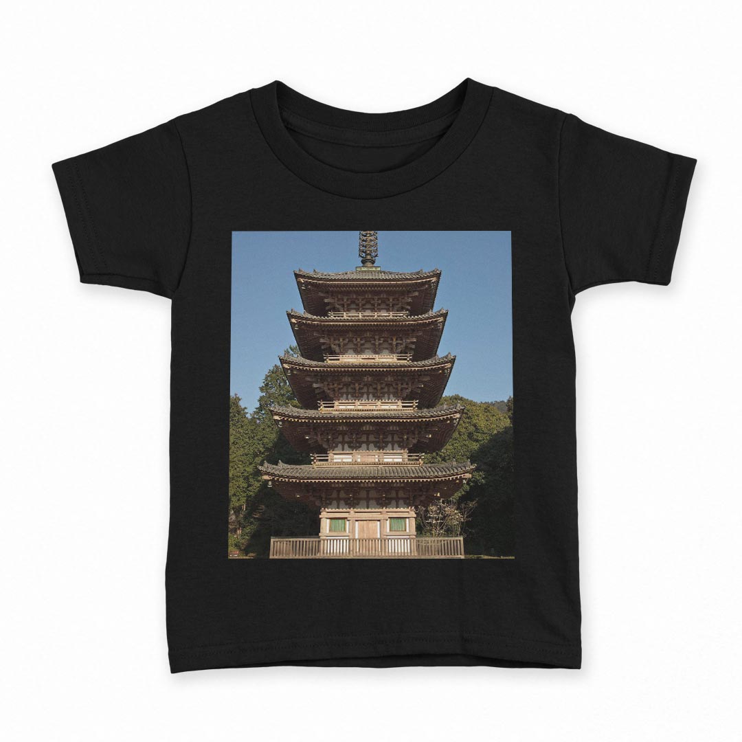 tシャツ キッズ 半袖 黒地 ブラック デザイン 90 100 110 120 130 140 150 Tシャツ ティーシャツ T shirt 上記で使用したデザインTシャツはこちら▼キッズ用Tシャツ　ブラック全デザインはこちらから▼ ▼キッズ用Tシャツ　グレー・ホワイト全デザインはこちらから▼商品特徴・15000デザインから選べる！デザインTシャツ！ ・洗濯も赤ちゃんにも安心なウェアプリント 　UltraChrome DGインクは洗濯に対しても色落ちが少なく、高い堅牢度が実証されています。 ・着心地や素材感にこだわった、上質なTシャツ。 ・1枚でも様になる万能型Tシャツ。 ・「よれない」「透けない」「長持ちする」という三大要素をすべて兼ね備えたTシャツです。 素材 ブラック：綿　100％ 注意事項画像はサンプルですので、Tシャツの大きさが若干異なる場合があります。ご覧の環境によっては多少色味に違いを感じる場合がございます。 イメージと違った、モニターと色味が異なるという理由での交換や返金はご対応出来かねます。 写真のカラーは可能な限り実際の商品に色味を近づけていますが、WEBの性質上ご使用のパソコンの設定や環境でカラーが若干異なります。 ご注文後に1点1点制作する受注生産品のため、不良品以外のご返品や交換は固くお断り致します。 選択間違いも保証対象外となりますため、ご注文の際は必ずサイズやカラーをご確認下さい。洗濯の際は、商品の色あせを避けるため手洗いをおすすめします。 つけ置き洗いは避けてください。 タンブラー乾燥はお控えください。発送について完全受注生産のハンドメイド商品となりますので、既製品と比べて発送までお時間を頂いています。 基本的に決済確認後、最大で10営業日での発送となります。繁忙期や休業日明けの場合はさらに時間がかかる場合があります。 その際には別途メールにてご連絡致します。メール便の場合、発送日から到着までに2〜4日ほどかかる場合が多く、紛失などの保障もご対応できかねます。あらかじめご了承下さい。