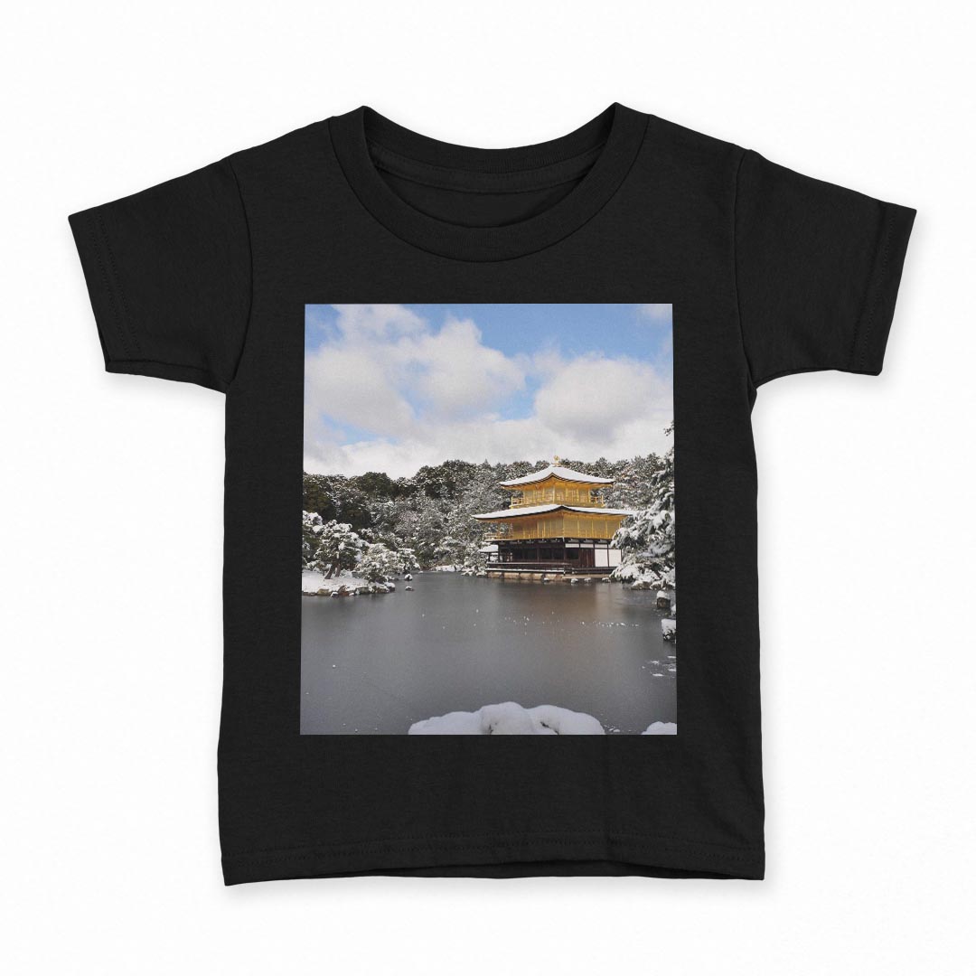 tシャツ キッズ 半袖 黒地 ブラック デザイン 90 100 110 120 130 140 150 Tシャツ ティーシャツ T shirt 上記で使用したデザインTシャツはこちら▼キッズ用Tシャツ　ブラック全デザインはこちらから▼ ▼キッズ用Tシャツ　グレー・ホワイト全デザインはこちらから▼商品特徴・15000デザインから選べる！デザインTシャツ！ ・洗濯も赤ちゃんにも安心なウェアプリント 　UltraChrome DGインクは洗濯に対しても色落ちが少なく、高い堅牢度が実証されています。 ・着心地や素材感にこだわった、上質なTシャツ。 ・1枚でも様になる万能型Tシャツ。 ・「よれない」「透けない」「長持ちする」という三大要素をすべて兼ね備えたTシャツです。 素材 ブラック：綿　100％ 注意事項画像はサンプルですので、Tシャツの大きさが若干異なる場合があります。ご覧の環境によっては多少色味に違いを感じる場合がございます。 イメージと違った、モニターと色味が異なるという理由での交換や返金はご対応出来かねます。 写真のカラーは可能な限り実際の商品に色味を近づけていますが、WEBの性質上ご使用のパソコンの設定や環境でカラーが若干異なります。 ご注文後に1点1点制作する受注生産品のため、不良品以外のご返品や交換は固くお断り致します。 選択間違いも保証対象外となりますため、ご注文の際は必ずサイズやカラーをご確認下さい。洗濯の際は、商品の色あせを避けるため手洗いをおすすめします。 つけ置き洗いは避けてください。 タンブラー乾燥はお控えください。発送について完全受注生産のハンドメイド商品となりますので、既製品と比べて発送までお時間を頂いています。 基本的に決済確認後、最大で10営業日での発送となります。繁忙期や休業日明けの場合はさらに時間がかかる場合があります。 その際には別途メールにてご連絡致します。メール便の場合、発送日から到着までに2〜4日ほどかかる場合が多く、紛失などの保障もご対応できかねます。あらかじめご了承下さい。