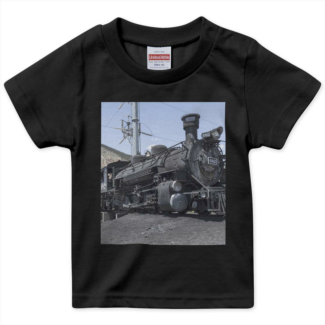 tシャツ キッズ 半袖 黒地 ブラック デザイン 90 100 110 120 130 140 150 Tシャツ ティーシャツ T shirt 上記で使用したデザインTシャツはこちら▼キッズ用Tシャツ　ブラック全デザインはこちらから▼ ▼キッズ用Tシャツ　グレー・ホワイト全デザインはこちらから▼ ▼キッズ用Tシャツ　カラー全デザインはこちらから▼ 商品特徴・15000デザインから選べる！デザインTシャツ！ ・洗濯も赤ちゃんにも安心なウェアプリント 　UltraChrome DGインクは洗濯に対しても色落ちが少なく、高い堅牢度が実証されています。 ・着心地や素材感にこだわった、上質なTシャツ。 ・1枚でも様になる万能型Tシャツ。 ・「よれない」「透けない」「長持ちする」という三大要素をすべて兼ね備えたTシャツです。 素材 ブラック：綿　100％ 注意事項画像はサンプルですので、Tシャツの大きさが若干異なる場合があります。ご覧の環境によっては多少色味に違いを感じる場合がございます。 イメージと違った、モニターと色味が異なるという理由での交換や返金はご対応出来かねます。 写真のカラーは可能な限り実際の商品に色味を近づけていますが、WEBの性質上ご使用のパソコンの設定や環境でカラーが若干異なります。 ご注文後に1点1点制作する受注生産品のため、不良品以外のご返品や交換は固くお断り致します。 選択間違いも保証対象外となりますため、ご注文の際は必ずサイズやカラーをご確認下さい。洗濯の際は、商品の色あせを避けるため手洗いをおすすめします。 つけ置き洗いは避けてください。 タンブラー乾燥はお控えください。発送について完全受注生産のハンドメイド商品となりますので、既製品と比べて発送までお時間を頂いています。 基本的に決済確認後、最大で10営業日での発送となります。繁忙期や休業日明けの場合はさらに時間がかかる場合があります。 その際には別途メールにてご連絡致します。メール便の場合、発送日から到着までに2?4日ほどかかる場合が多く、紛失などの保障もご対応できかねます。あらかじめご了承下さい。