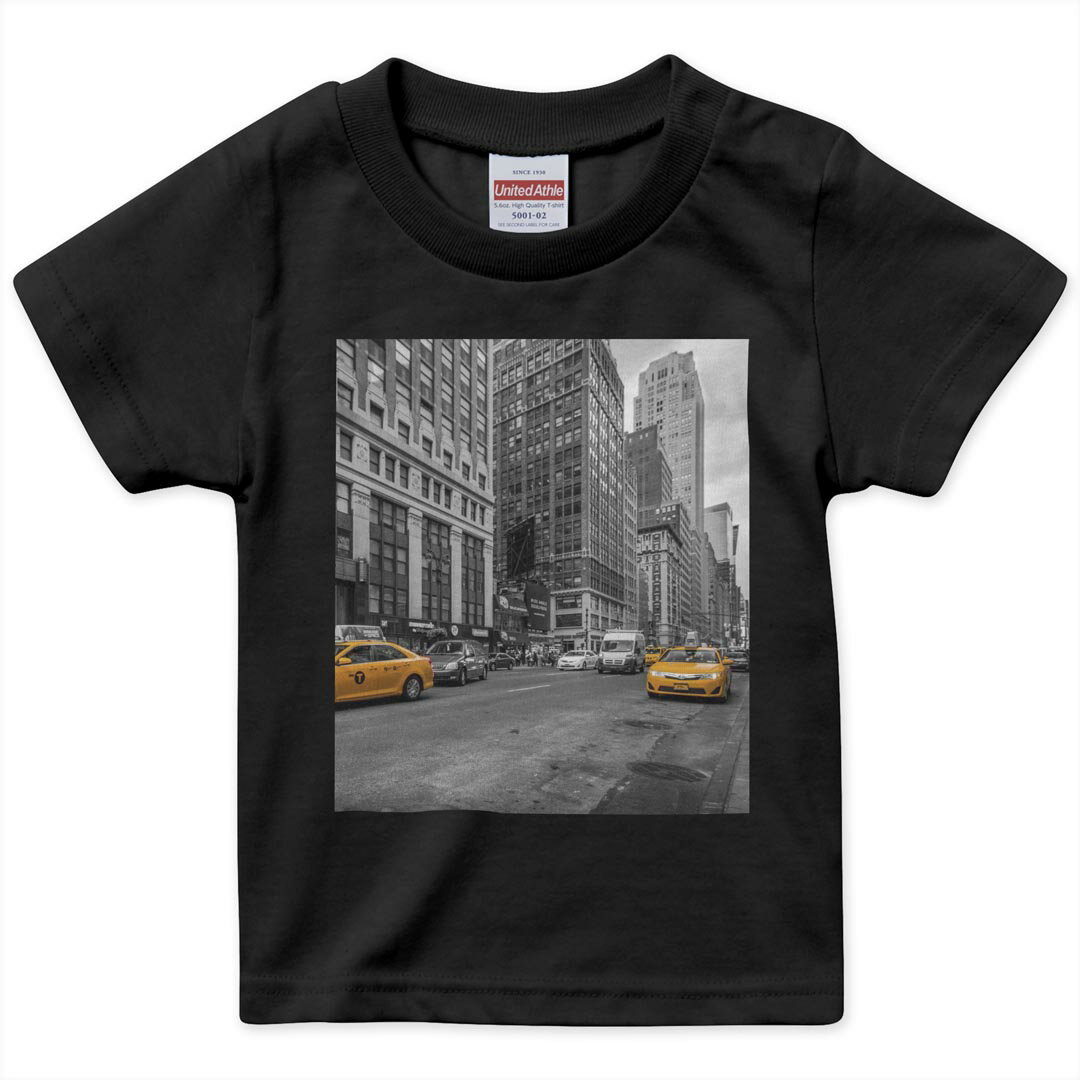 tシャツ キッズ 半袖 黒地 ブラック デザイン 90 100 110 120 130 140 150 Tシャツ ティーシャツ T shirt 上記で使用したデザインTシャツはこちら▼キッズ用Tシャツ　ブラック全デザインはこちらから▼ ▼キッズ用Tシャツ　グレー・ホワイト全デザインはこちらから▼ ▼キッズ用Tシャツ　カラー全デザインはこちらから▼ 商品特徴・15000デザインから選べる！デザインTシャツ！ ・洗濯も赤ちゃんにも安心なウェアプリント 　UltraChrome DGインクは洗濯に対しても色落ちが少なく、高い堅牢度が実証されています。 ・着心地や素材感にこだわった、上質なTシャツ。 ・1枚でも様になる万能型Tシャツ。 ・「よれない」「透けない」「長持ちする」という三大要素をすべて兼ね備えたTシャツです。 素材 ブラック：綿　100％ 注意事項画像はサンプルですので、Tシャツの大きさが若干異なる場合があります。ご覧の環境によっては多少色味に違いを感じる場合がございます。 イメージと違った、モニターと色味が異なるという理由での交換や返金はご対応出来かねます。 写真のカラーは可能な限り実際の商品に色味を近づけていますが、WEBの性質上ご使用のパソコンの設定や環境でカラーが若干異なります。 ご注文後に1点1点制作する受注生産品のため、不良品以外のご返品や交換は固くお断り致します。 選択間違いも保証対象外となりますため、ご注文の際は必ずサイズやカラーをご確認下さい。洗濯の際は、商品の色あせを避けるため手洗いをおすすめします。 つけ置き洗いは避けてください。 タンブラー乾燥はお控えください。発送について完全受注生産のハンドメイド商品となりますので、既製品と比べて発送までお時間を頂いています。 基本的に決済確認後、最大で10営業日での発送となります。繁忙期や休業日明けの場合はさらに時間がかかる場合があります。 その際には別途メールにてご連絡致します。メール便の場合、発送日から到着までに2?4日ほどかかる場合が多く、紛失などの保障もご対応できかねます。あらかじめご了承下さい。