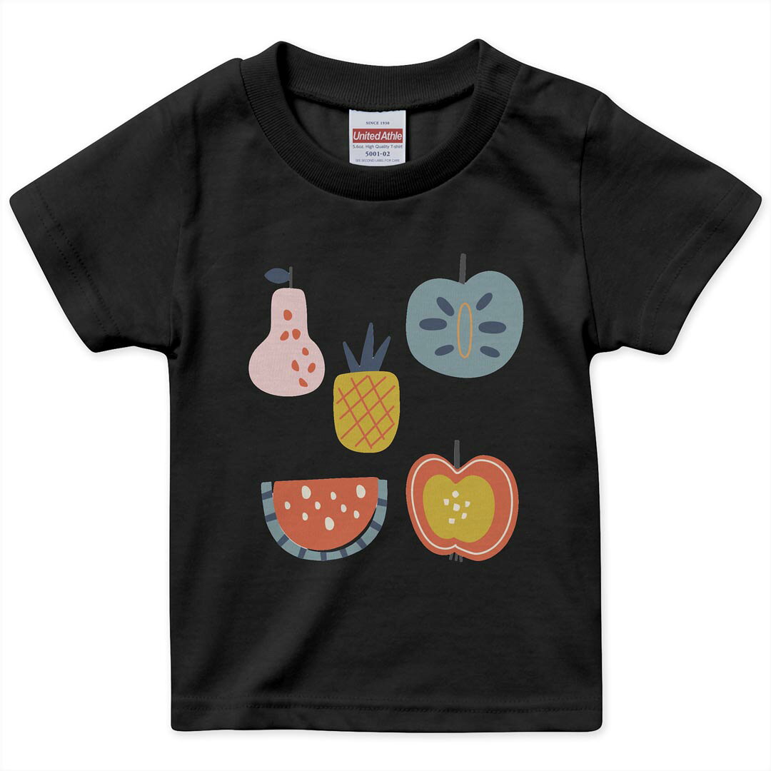 tシャツ キッズ 半袖 黒地 ブラック デザイン 90 100 110 120 130 140 150 Tシャツ ティーシャツ T shirt 上記で使用したデザインTシャツはこちら▼キッズ用Tシャツ　ブラック全デザインはこちらから▼ ▼キッズ用Tシャツ　グレー・ホワイト全デザインはこちらから▼ ▼キッズ用Tシャツ　カラー全デザインはこちらから▼ 商品特徴・15000デザインから選べる！デザインTシャツ！ ・洗濯も赤ちゃんにも安心なウェアプリント 　UltraChrome DGインクは洗濯に対しても色落ちが少なく、高い堅牢度が実証されています。 ・着心地や素材感にこだわった、上質なTシャツ。 ・1枚でも様になる万能型Tシャツ。 ・「よれない」「透けない」「長持ちする」という三大要素をすべて兼ね備えたTシャツです。 素材 ブラック：綿　100％ 注意事項画像はサンプルですので、Tシャツの大きさが若干異なる場合があります。ご覧の環境によっては多少色味に違いを感じる場合がございます。 イメージと違った、モニターと色味が異なるという理由での交換や返金はご対応出来かねます。 写真のカラーは可能な限り実際の商品に色味を近づけていますが、WEBの性質上ご使用のパソコンの設定や環境でカラーが若干異なります。 ご注文後に1点1点制作する受注生産品のため、不良品以外のご返品や交換は固くお断り致します。 選択間違いも保証対象外となりますため、ご注文の際は必ずサイズやカラーをご確認下さい。洗濯の際は、商品の色あせを避けるため手洗いをおすすめします。 つけ置き洗いは避けてください。 タンブラー乾燥はお控えください。発送について完全受注生産のハンドメイド商品となりますので、既製品と比べて発送までお時間を頂いています。 基本的に決済確認後、最大で10営業日での発送となります。繁忙期や休業日明けの場合はさらに時間がかかる場合があります。 その際には別途メールにてご連絡致します。メール便の場合、発送日から到着までに2?4日ほどかかる場合が多く、紛失などの保障もご対応できかねます。あらかじめご了承下さい。