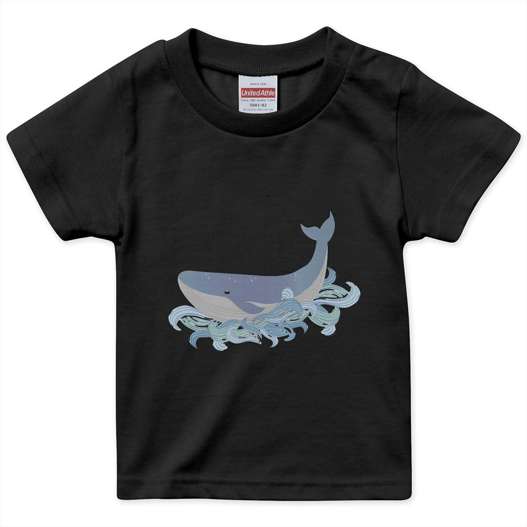tシャツ キッズ 半袖 黒地 ブラック デザイン 90 100 110 120 130 140 150 Tシャツ ティーシャツ T shirt 上記で使用したデザインTシャツはこちら▼キッズ用Tシャツ　ブラック全デザインはこちらから▼ ▼キッズ用Tシャツ　グレー・ホワイト全デザインはこちらから▼ ▼キッズ用Tシャツ　カラー全デザインはこちらから▼ 商品特徴・15000デザインから選べる！デザインTシャツ！ ・洗濯も赤ちゃんにも安心なウェアプリント 　UltraChrome DGインクは洗濯に対しても色落ちが少なく、高い堅牢度が実証されています。 ・着心地や素材感にこだわった、上質なTシャツ。 ・1枚でも様になる万能型Tシャツ。 ・「よれない」「透けない」「長持ちする」という三大要素をすべて兼ね備えたTシャツです。 素材 ブラック：綿　100％ 注意事項画像はサンプルですので、Tシャツの大きさが若干異なる場合があります。ご覧の環境によっては多少色味に違いを感じる場合がございます。 イメージと違った、モニターと色味が異なるという理由での交換や返金はご対応出来かねます。 写真のカラーは可能な限り実際の商品に色味を近づけていますが、WEBの性質上ご使用のパソコンの設定や環境でカラーが若干異なります。 ご注文後に1点1点制作する受注生産品のため、不良品以外のご返品や交換は固くお断り致します。 選択間違いも保証対象外となりますため、ご注文の際は必ずサイズやカラーをご確認下さい。洗濯の際は、商品の色あせを避けるため手洗いをおすすめします。 つけ置き洗いは避けてください。 タンブラー乾燥はお控えください。発送について完全受注生産のハンドメイド商品となりますので、既製品と比べて発送までお時間を頂いています。 基本的に決済確認後、最大で10営業日での発送となります。繁忙期や休業日明けの場合はさらに時間がかかる場合があります。 その際には別途メールにてご連絡致します。メール便の場合、発送日から到着までに2?4日ほどかかる場合が多く、紛失などの保障もご対応できかねます。あらかじめご了承下さい。