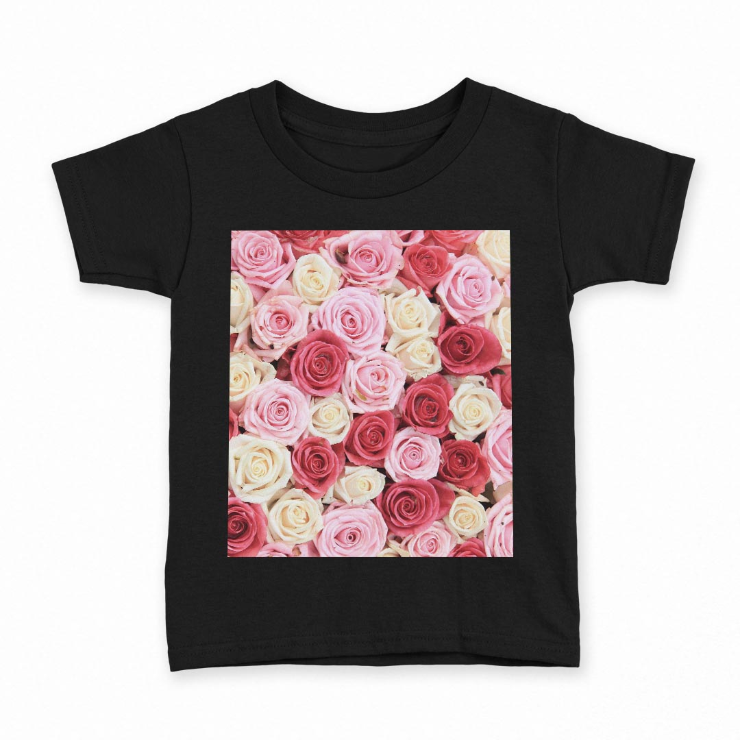 tシャツ キッズ 半袖 黒地 ブラック デザイン 90 100 110 120 130 140 150 Tシャツ ティーシャツ T shirt 上記で使用したデザインTシャツはこちら▼キッズ用Tシャツ　ブラック全デザインはこちらから▼ ▼キッズ用Tシャツ　グレー・ホワイト全デザインはこちらから▼商品特徴・15000デザインから選べる！デザインTシャツ！ ・洗濯も赤ちゃんにも安心なウェアプリント 　UltraChrome DGインクは洗濯に対しても色落ちが少なく、高い堅牢度が実証されています。 ・着心地や素材感にこだわった、上質なTシャツ。 ・1枚でも様になる万能型Tシャツ。 ・「よれない」「透けない」「長持ちする」という三大要素をすべて兼ね備えたTシャツです。 素材 ブラック：綿　100％ 注意事項画像はサンプルですので、Tシャツの大きさが若干異なる場合があります。ご覧の環境によっては多少色味に違いを感じる場合がございます。 イメージと違った、モニターと色味が異なるという理由での交換や返金はご対応出来かねます。 写真のカラーは可能な限り実際の商品に色味を近づけていますが、WEBの性質上ご使用のパソコンの設定や環境でカラーが若干異なります。 ご注文後に1点1点制作する受注生産品のため、不良品以外のご返品や交換は固くお断り致します。 選択間違いも保証対象外となりますため、ご注文の際は必ずサイズやカラーをご確認下さい。洗濯の際は、商品の色あせを避けるため手洗いをおすすめします。 つけ置き洗いは避けてください。 タンブラー乾燥はお控えください。発送について完全受注生産のハンドメイド商品となりますので、既製品と比べて発送までお時間を頂いています。 基本的に決済確認後、最大で10営業日での発送となります。繁忙期や休業日明けの場合はさらに時間がかかる場合があります。 その際には別途メールにてご連絡致します。メール便の場合、発送日から到着までに2〜4日ほどかかる場合が多く、紛失などの保障もご対応できかねます。あらかじめご了承下さい。