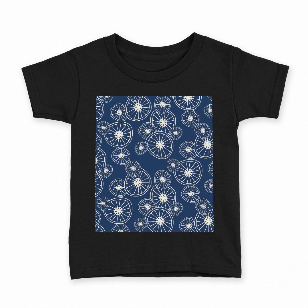 tシャツ キッズ 半袖 黒地 ブラック デザイン 90 100 110 120 130 140 150 Tシャツ ティーシャツ T shirt 上記で使用したデザインTシャツはこちら▼キッズ用Tシャツ　ブラック全デザインはこちらから▼ ▼キッズ用Tシャツ　グレー・ホワイト全デザインはこちらから▼商品特徴・15000デザインから選べる！デザインTシャツ！ ・洗濯も赤ちゃんにも安心なウェアプリント 　UltraChrome DGインクは洗濯に対しても色落ちが少なく、高い堅牢度が実証されています。 ・着心地や素材感にこだわった、上質なTシャツ。 ・1枚でも様になる万能型Tシャツ。 ・「よれない」「透けない」「長持ちする」という三大要素をすべて兼ね備えたTシャツです。 素材 ブラック：綿　100％ 注意事項画像はサンプルですので、Tシャツの大きさが若干異なる場合があります。ご覧の環境によっては多少色味に違いを感じる場合がございます。 イメージと違った、モニターと色味が異なるという理由での交換や返金はご対応出来かねます。 写真のカラーは可能な限り実際の商品に色味を近づけていますが、WEBの性質上ご使用のパソコンの設定や環境でカラーが若干異なります。 ご注文後に1点1点制作する受注生産品のため、不良品以外のご返品や交換は固くお断り致します。 選択間違いも保証対象外となりますため、ご注文の際は必ずサイズやカラーをご確認下さい。洗濯の際は、商品の色あせを避けるため手洗いをおすすめします。 つけ置き洗いは避けてください。 タンブラー乾燥はお控えください。発送について完全受注生産のハンドメイド商品となりますので、既製品と比べて発送までお時間を頂いています。 基本的に決済確認後、最大で10営業日での発送となります。繁忙期や休業日明けの場合はさらに時間がかかる場合があります。 その際には別途メールにてご連絡致します。メール便の場合、発送日から到着までに2〜4日ほどかかる場合が多く、紛失などの保障もご対応できかねます。あらかじめご了承下さい。