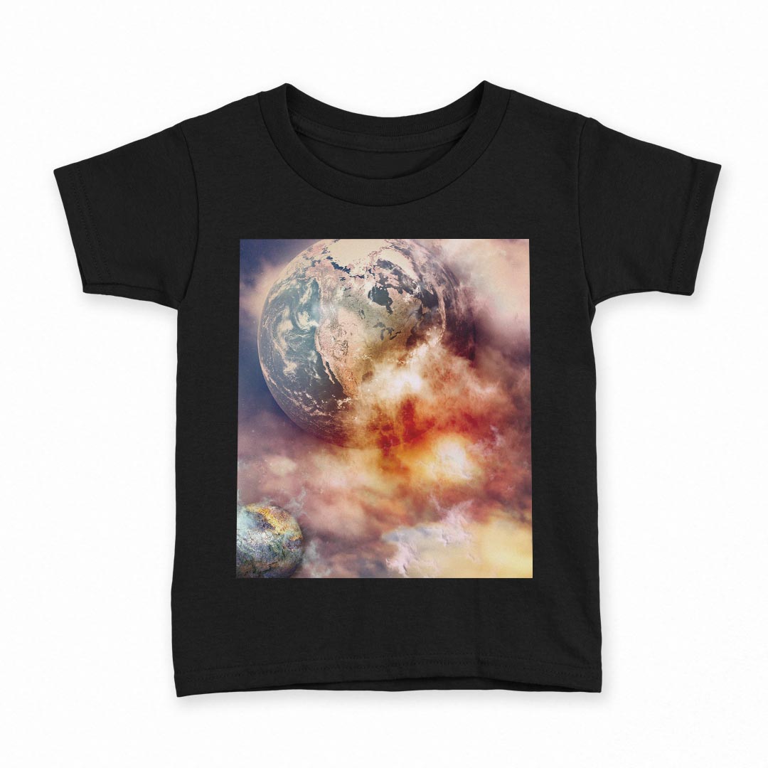 tシャツ キッズ 半袖 黒地 ブラック デザイン 90 100 110 120 130 140 150 Tシャツ ティーシャツ T shirt 上記で使用したデザインTシャツはこちら▼キッズ用Tシャツ　ブラック全デザインはこちらから▼ ▼キッズ用Tシャツ　グレー・ホワイト全デザインはこちらから▼商品特徴・15000デザインから選べる！デザインTシャツ！ ・洗濯も赤ちゃんにも安心なウェアプリント 　UltraChrome DGインクは洗濯に対しても色落ちが少なく、高い堅牢度が実証されています。 ・着心地や素材感にこだわった、上質なTシャツ。 ・1枚でも様になる万能型Tシャツ。 ・「よれない」「透けない」「長持ちする」という三大要素をすべて兼ね備えたTシャツです。 素材 ブラック：綿　100％ 注意事項画像はサンプルですので、Tシャツの大きさが若干異なる場合があります。ご覧の環境によっては多少色味に違いを感じる場合がございます。 イメージと違った、モニターと色味が異なるという理由での交換や返金はご対応出来かねます。 写真のカラーは可能な限り実際の商品に色味を近づけていますが、WEBの性質上ご使用のパソコンの設定や環境でカラーが若干異なります。 ご注文後に1点1点制作する受注生産品のため、不良品以外のご返品や交換は固くお断り致します。 選択間違いも保証対象外となりますため、ご注文の際は必ずサイズやカラーをご確認下さい。洗濯の際は、商品の色あせを避けるため手洗いをおすすめします。 つけ置き洗いは避けてください。 タンブラー乾燥はお控えください。発送について完全受注生産のハンドメイド商品となりますので、既製品と比べて発送までお時間を頂いています。 基本的に決済確認後、最大で10営業日での発送となります。繁忙期や休業日明けの場合はさらに時間がかかる場合があります。 その際には別途メールにてご連絡致します。メール便の場合、発送日から到着までに2〜4日ほどかかる場合が多く、紛失などの保障もご対応できかねます。あらかじめご了承下さい。