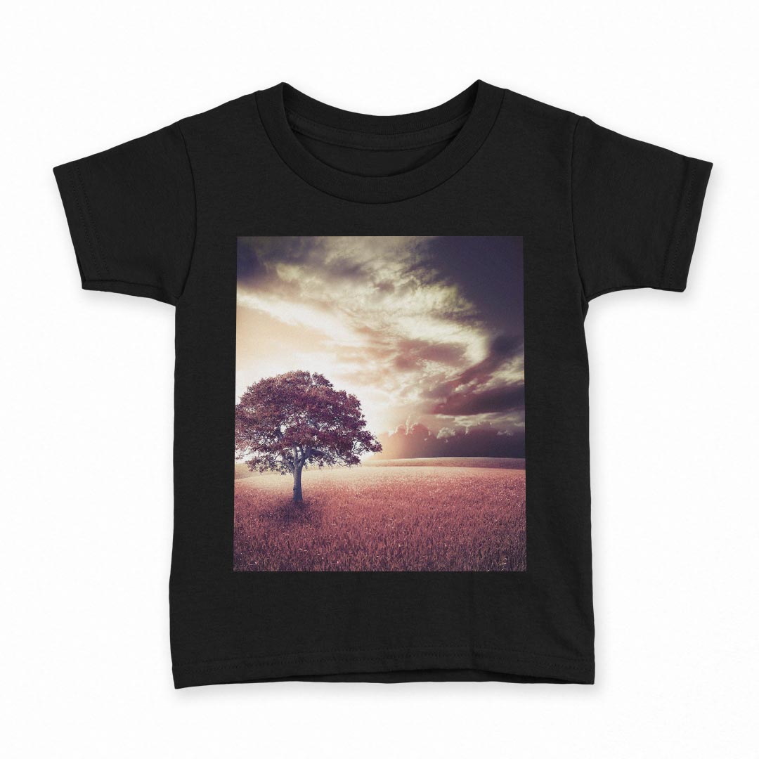 tシャツ キッズ 半袖 黒地 ブラック デザイン 90 100 110 120 130 140 150 Tシャツ ティーシャツ T shirt 上記で使用したデザインTシャツはこちら▼キッズ用Tシャツ　ブラック全デザインはこちらから▼ ▼キッズ用Tシャツ　グレー・ホワイト全デザインはこちらから▼商品特徴・15000デザインから選べる！デザインTシャツ！ ・洗濯も赤ちゃんにも安心なウェアプリント 　UltraChrome DGインクは洗濯に対しても色落ちが少なく、高い堅牢度が実証されています。 ・着心地や素材感にこだわった、上質なTシャツ。 ・1枚でも様になる万能型Tシャツ。 ・「よれない」「透けない」「長持ちする」という三大要素をすべて兼ね備えたTシャツです。 素材 ブラック：綿　100％ 注意事項画像はサンプルですので、Tシャツの大きさが若干異なる場合があります。ご覧の環境によっては多少色味に違いを感じる場合がございます。 イメージと違った、モニターと色味が異なるという理由での交換や返金はご対応出来かねます。 写真のカラーは可能な限り実際の商品に色味を近づけていますが、WEBの性質上ご使用のパソコンの設定や環境でカラーが若干異なります。 ご注文後に1点1点制作する受注生産品のため、不良品以外のご返品や交換は固くお断り致します。 選択間違いも保証対象外となりますため、ご注文の際は必ずサイズやカラーをご確認下さい。洗濯の際は、商品の色あせを避けるため手洗いをおすすめします。 つけ置き洗いは避けてください。 タンブラー乾燥はお控えください。発送について完全受注生産のハンドメイド商品となりますので、既製品と比べて発送までお時間を頂いています。 基本的に決済確認後、最大で10営業日での発送となります。繁忙期や休業日明けの場合はさらに時間がかかる場合があります。 その際には別途メールにてご連絡致します。メール便の場合、発送日から到着までに2〜4日ほどかかる場合が多く、紛失などの保障もご対応できかねます。あらかじめご了承下さい。