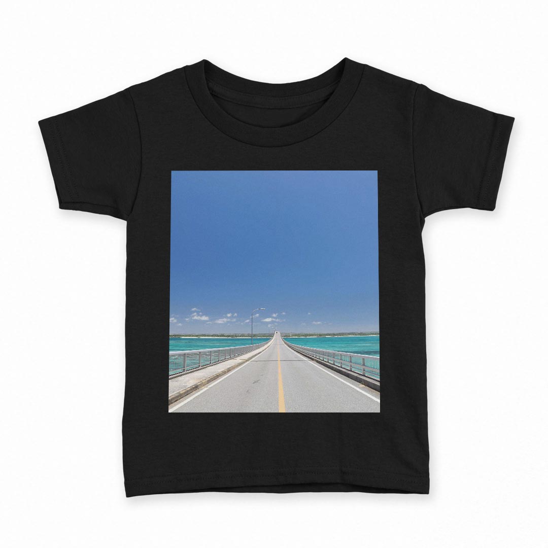tシャツ キッズ 半袖 黒地 ブラック デザイン 90 100 110 120 130 140 150 Tシャツ ティーシャツ T shirt 上記で使用したデザインTシャツはこちら▼キッズ用Tシャツ　ブラック全デザインはこちらから▼ ▼キッズ用Tシャツ　グレー・ホワイト全デザインはこちらから▼商品特徴・15000デザインから選べる！デザインTシャツ！ ・洗濯も赤ちゃんにも安心なウェアプリント 　UltraChrome DGインクは洗濯に対しても色落ちが少なく、高い堅牢度が実証されています。 ・着心地や素材感にこだわった、上質なTシャツ。 ・1枚でも様になる万能型Tシャツ。 ・「よれない」「透けない」「長持ちする」という三大要素をすべて兼ね備えたTシャツです。 素材 ブラック：綿　100％ 注意事項画像はサンプルですので、Tシャツの大きさが若干異なる場合があります。ご覧の環境によっては多少色味に違いを感じる場合がございます。 イメージと違った、モニターと色味が異なるという理由での交換や返金はご対応出来かねます。 写真のカラーは可能な限り実際の商品に色味を近づけていますが、WEBの性質上ご使用のパソコンの設定や環境でカラーが若干異なります。 ご注文後に1点1点制作する受注生産品のため、不良品以外のご返品や交換は固くお断り致します。 選択間違いも保証対象外となりますため、ご注文の際は必ずサイズやカラーをご確認下さい。洗濯の際は、商品の色あせを避けるため手洗いをおすすめします。 つけ置き洗いは避けてください。 タンブラー乾燥はお控えください。発送について完全受注生産のハンドメイド商品となりますので、既製品と比べて発送までお時間を頂いています。 基本的に決済確認後、最大で10営業日での発送となります。繁忙期や休業日明けの場合はさらに時間がかかる場合があります。 その際には別途メールにてご連絡致します。メール便の場合、発送日から到着までに2〜4日ほどかかる場合が多く、紛失などの保障もご対応できかねます。あらかじめご了承下さい。