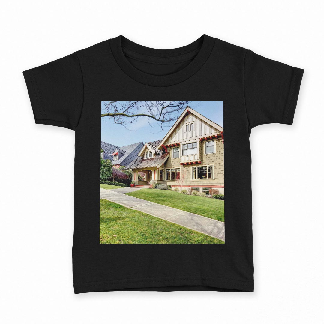 tシャツ キッズ 半袖 黒地 ブラック デザイン 90 100 110 120 130 140 150 Tシャツ ティーシャツ T shirt 上記で使用したデザインTシャツはこちら▼キッズ用Tシャツ　ブラック全デザインはこちらから▼ ▼キッズ用Tシャツ　グレー・ホワイト全デザインはこちらから▼商品特徴・15000デザインから選べる！デザインTシャツ！ ・洗濯も赤ちゃんにも安心なウェアプリント 　UltraChrome DGインクは洗濯に対しても色落ちが少なく、高い堅牢度が実証されています。 ・着心地や素材感にこだわった、上質なTシャツ。 ・1枚でも様になる万能型Tシャツ。 ・「よれない」「透けない」「長持ちする」という三大要素をすべて兼ね備えたTシャツです。 素材 ブラック：綿　100％ 注意事項画像はサンプルですので、Tシャツの大きさが若干異なる場合があります。ご覧の環境によっては多少色味に違いを感じる場合がございます。 イメージと違った、モニターと色味が異なるという理由での交換や返金はご対応出来かねます。 写真のカラーは可能な限り実際の商品に色味を近づけていますが、WEBの性質上ご使用のパソコンの設定や環境でカラーが若干異なります。 ご注文後に1点1点制作する受注生産品のため、不良品以外のご返品や交換は固くお断り致します。 選択間違いも保証対象外となりますため、ご注文の際は必ずサイズやカラーをご確認下さい。洗濯の際は、商品の色あせを避けるため手洗いをおすすめします。 つけ置き洗いは避けてください。 タンブラー乾燥はお控えください。発送について完全受注生産のハンドメイド商品となりますので、既製品と比べて発送までお時間を頂いています。 基本的に決済確認後、最大で10営業日での発送となります。繁忙期や休業日明けの場合はさらに時間がかかる場合があります。 その際には別途メールにてご連絡致します。メール便の場合、発送日から到着までに2〜4日ほどかかる場合が多く、紛失などの保障もご対応できかねます。あらかじめご了承下さい。