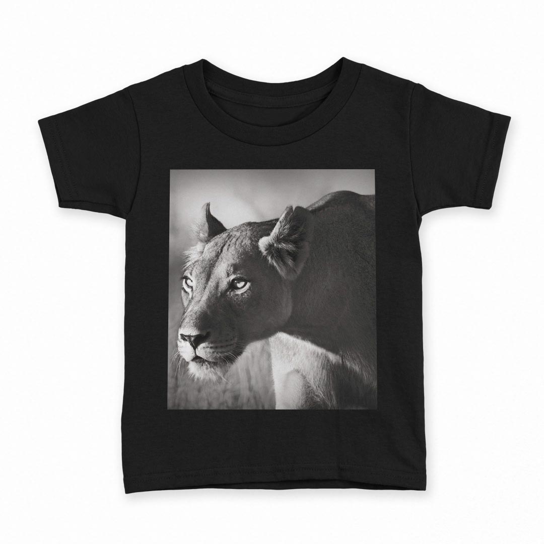 tシャツ キッズ 半袖 黒地 ブラック デザイン 90 100 110 120 130 140 150 Tシャツ ティーシャツ T shirt 上記で使用したデザインTシャツはこちら▼キッズ用Tシャツ　ブラック全デザインはこちらから▼ ▼キッズ用Tシャツ　グレー・ホワイト全デザインはこちらから▼商品特徴・15000デザインから選べる！デザインTシャツ！ ・洗濯も赤ちゃんにも安心なウェアプリント 　UltraChrome DGインクは洗濯に対しても色落ちが少なく、高い堅牢度が実証されています。 ・着心地や素材感にこだわった、上質なTシャツ。 ・1枚でも様になる万能型Tシャツ。 ・「よれない」「透けない」「長持ちする」という三大要素をすべて兼ね備えたTシャツです。 素材 ブラック：綿　100％ 注意事項画像はサンプルですので、Tシャツの大きさが若干異なる場合があります。ご覧の環境によっては多少色味に違いを感じる場合がございます。 イメージと違った、モニターと色味が異なるという理由での交換や返金はご対応出来かねます。 写真のカラーは可能な限り実際の商品に色味を近づけていますが、WEBの性質上ご使用のパソコンの設定や環境でカラーが若干異なります。 ご注文後に1点1点制作する受注生産品のため、不良品以外のご返品や交換は固くお断り致します。 選択間違いも保証対象外となりますため、ご注文の際は必ずサイズやカラーをご確認下さい。洗濯の際は、商品の色あせを避けるため手洗いをおすすめします。 つけ置き洗いは避けてください。 タンブラー乾燥はお控えください。発送について完全受注生産のハンドメイド商品となりますので、既製品と比べて発送までお時間を頂いています。 基本的に決済確認後、最大で10営業日での発送となります。繁忙期や休業日明けの場合はさらに時間がかかる場合があります。 その際には別途メールにてご連絡致します。メール便の場合、発送日から到着までに2〜4日ほどかかる場合が多く、紛失などの保障もご対応できかねます。あらかじめご了承下さい。