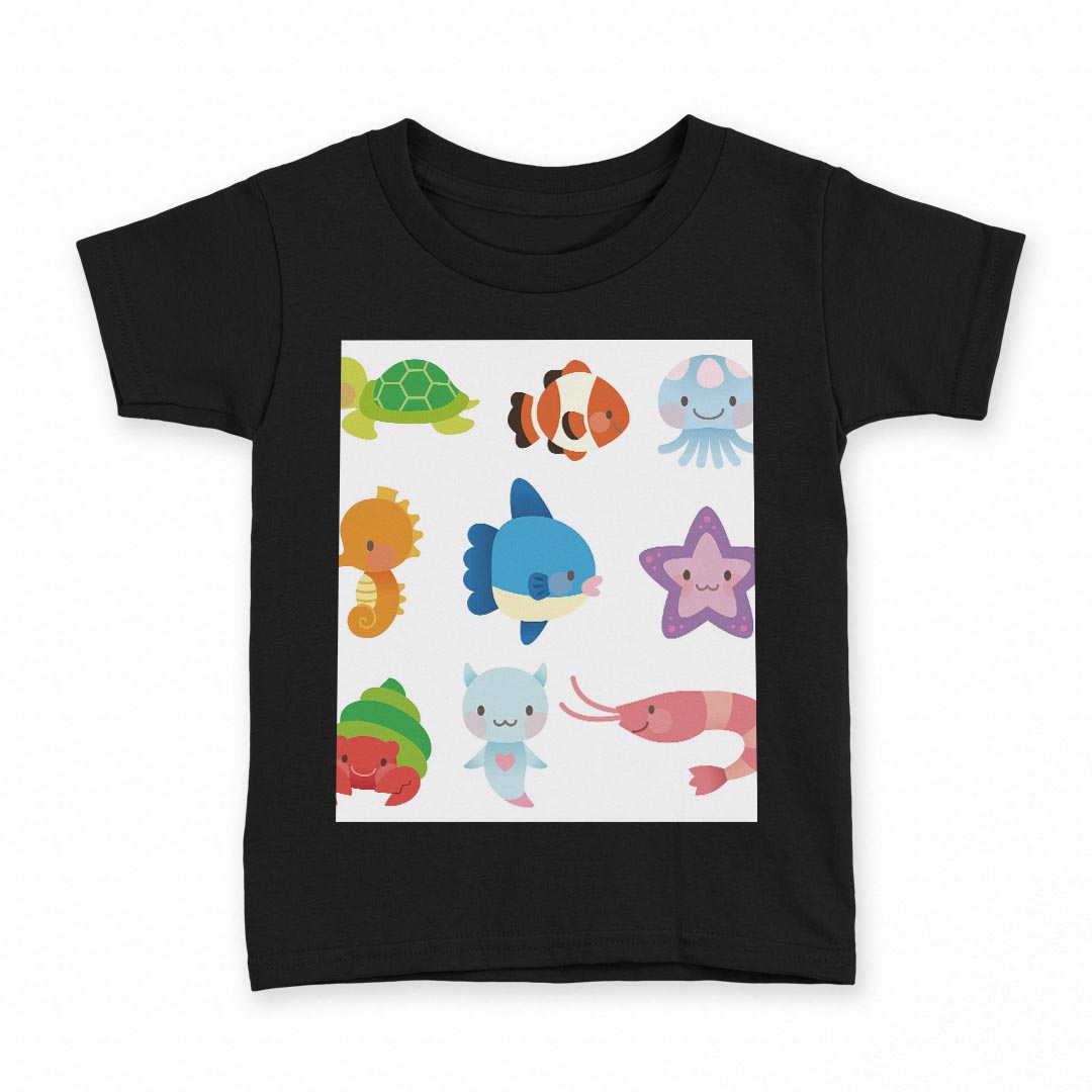 tシャツ キッズ 半袖 黒地 ブラック デザイン 90 100 110 120 130 140 150 Tシャツ ティーシャツ T shirt 上記で使用したデザインTシャツはこちら▼キッズ用Tシャツ　ブラック全デザインはこちらから▼ ▼キッズ用Tシャツ　グレー・ホワイト全デザインはこちらから▼商品特徴・15000デザインから選べる！デザインTシャツ！ ・洗濯も赤ちゃんにも安心なウェアプリント 　UltraChrome DGインクは洗濯に対しても色落ちが少なく、高い堅牢度が実証されています。 ・着心地や素材感にこだわった、上質なTシャツ。 ・1枚でも様になる万能型Tシャツ。 ・「よれない」「透けない」「長持ちする」という三大要素をすべて兼ね備えたTシャツです。 素材 ブラック：綿　100％ 注意事項画像はサンプルですので、Tシャツの大きさが若干異なる場合があります。ご覧の環境によっては多少色味に違いを感じる場合がございます。 イメージと違った、モニターと色味が異なるという理由での交換や返金はご対応出来かねます。 写真のカラーは可能な限り実際の商品に色味を近づけていますが、WEBの性質上ご使用のパソコンの設定や環境でカラーが若干異なります。 ご注文後に1点1点制作する受注生産品のため、不良品以外のご返品や交換は固くお断り致します。 選択間違いも保証対象外となりますため、ご注文の際は必ずサイズやカラーをご確認下さい。洗濯の際は、商品の色あせを避けるため手洗いをおすすめします。 つけ置き洗いは避けてください。 タンブラー乾燥はお控えください。発送について完全受注生産のハンドメイド商品となりますので、既製品と比べて発送までお時間を頂いています。 基本的に決済確認後、最大で10営業日での発送となります。繁忙期や休業日明けの場合はさらに時間がかかる場合があります。 その際には別途メールにてご連絡致します。メール便の場合、発送日から到着までに2〜4日ほどかかる場合が多く、紛失などの保障もご対応できかねます。あらかじめご了承下さい。