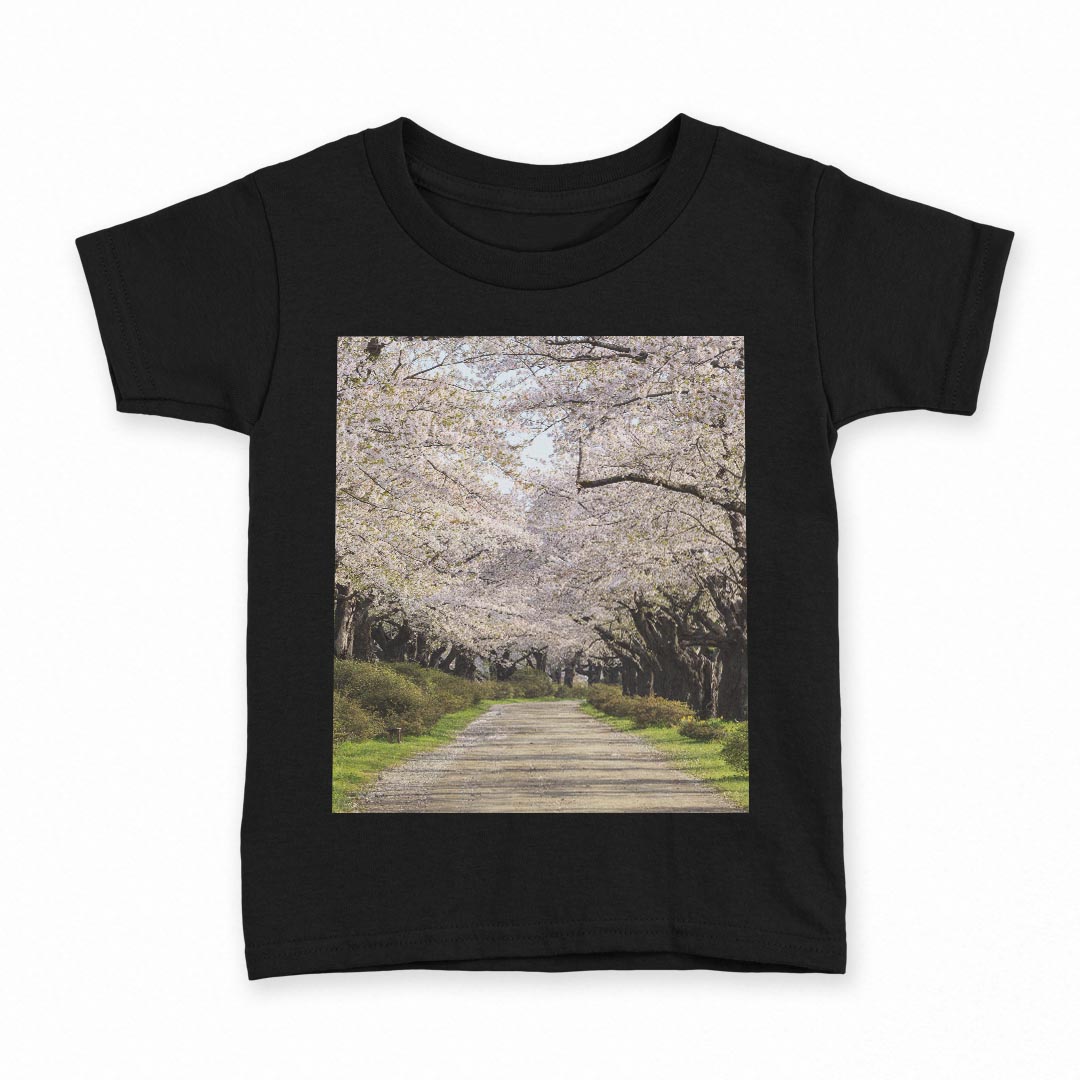 tシャツ キッズ 半袖 黒地 ブラック デザイン 90 100 110 120 130 140 150 Tシャツ ティーシャツ T shirt 上記で使用したデザインTシャツはこちら▼キッズ用Tシャツ　ブラック全デザインはこちらから▼ ▼キッズ用Tシャツ　グレー・ホワイト全デザインはこちらから▼商品特徴・15000デザインから選べる！デザインTシャツ！ ・洗濯も赤ちゃんにも安心なウェアプリント 　UltraChrome DGインクは洗濯に対しても色落ちが少なく、高い堅牢度が実証されています。 ・着心地や素材感にこだわった、上質なTシャツ。 ・1枚でも様になる万能型Tシャツ。 ・「よれない」「透けない」「長持ちする」という三大要素をすべて兼ね備えたTシャツです。 素材 ブラック：綿　100％ 注意事項画像はサンプルですので、Tシャツの大きさが若干異なる場合があります。ご覧の環境によっては多少色味に違いを感じる場合がございます。 イメージと違った、モニターと色味が異なるという理由での交換や返金はご対応出来かねます。 写真のカラーは可能な限り実際の商品に色味を近づけていますが、WEBの性質上ご使用のパソコンの設定や環境でカラーが若干異なります。 ご注文後に1点1点制作する受注生産品のため、不良品以外のご返品や交換は固くお断り致します。 選択間違いも保証対象外となりますため、ご注文の際は必ずサイズやカラーをご確認下さい。洗濯の際は、商品の色あせを避けるため手洗いをおすすめします。 つけ置き洗いは避けてください。 タンブラー乾燥はお控えください。発送について完全受注生産のハンドメイド商品となりますので、既製品と比べて発送までお時間を頂いています。 基本的に決済確認後、最大で10営業日での発送となります。繁忙期や休業日明けの場合はさらに時間がかかる場合があります。 その際には別途メールにてご連絡致します。メール便の場合、発送日から到着までに2〜4日ほどかかる場合が多く、紛失などの保障もご対応できかねます。あらかじめご了承下さい。