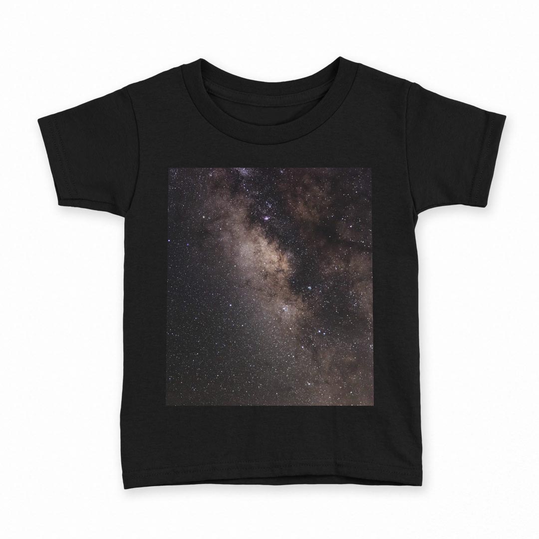 tシャツ キッズ 半袖 黒地 ブラック デザイン 90 100 110 120 130 140 150 Tシャツ ティーシャツ T shirt 上記で使用したデザインTシャツはこちら▼キッズ用Tシャツ　ブラック全デザインはこちらから▼ ▼キッズ用Tシャツ　グレー・ホワイト全デザインはこちらから▼商品特徴・15000デザインから選べる！デザインTシャツ！ ・洗濯も赤ちゃんにも安心なウェアプリント 　UltraChrome DGインクは洗濯に対しても色落ちが少なく、高い堅牢度が実証されています。 ・着心地や素材感にこだわった、上質なTシャツ。 ・1枚でも様になる万能型Tシャツ。 ・「よれない」「透けない」「長持ちする」という三大要素をすべて兼ね備えたTシャツです。 素材 ブラック：綿　100％ 注意事項画像はサンプルですので、Tシャツの大きさが若干異なる場合があります。ご覧の環境によっては多少色味に違いを感じる場合がございます。 イメージと違った、モニターと色味が異なるという理由での交換や返金はご対応出来かねます。 写真のカラーは可能な限り実際の商品に色味を近づけていますが、WEBの性質上ご使用のパソコンの設定や環境でカラーが若干異なります。 ご注文後に1点1点制作する受注生産品のため、不良品以外のご返品や交換は固くお断り致します。 選択間違いも保証対象外となりますため、ご注文の際は必ずサイズやカラーをご確認下さい。洗濯の際は、商品の色あせを避けるため手洗いをおすすめします。 つけ置き洗いは避けてください。 タンブラー乾燥はお控えください。発送について完全受注生産のハンドメイド商品となりますので、既製品と比べて発送までお時間を頂いています。 基本的に決済確認後、最大で10営業日での発送となります。繁忙期や休業日明けの場合はさらに時間がかかる場合があります。 その際には別途メールにてご連絡致します。メール便の場合、発送日から到着までに2〜4日ほどかかる場合が多く、紛失などの保障もご対応できかねます。あらかじめご了承下さい。