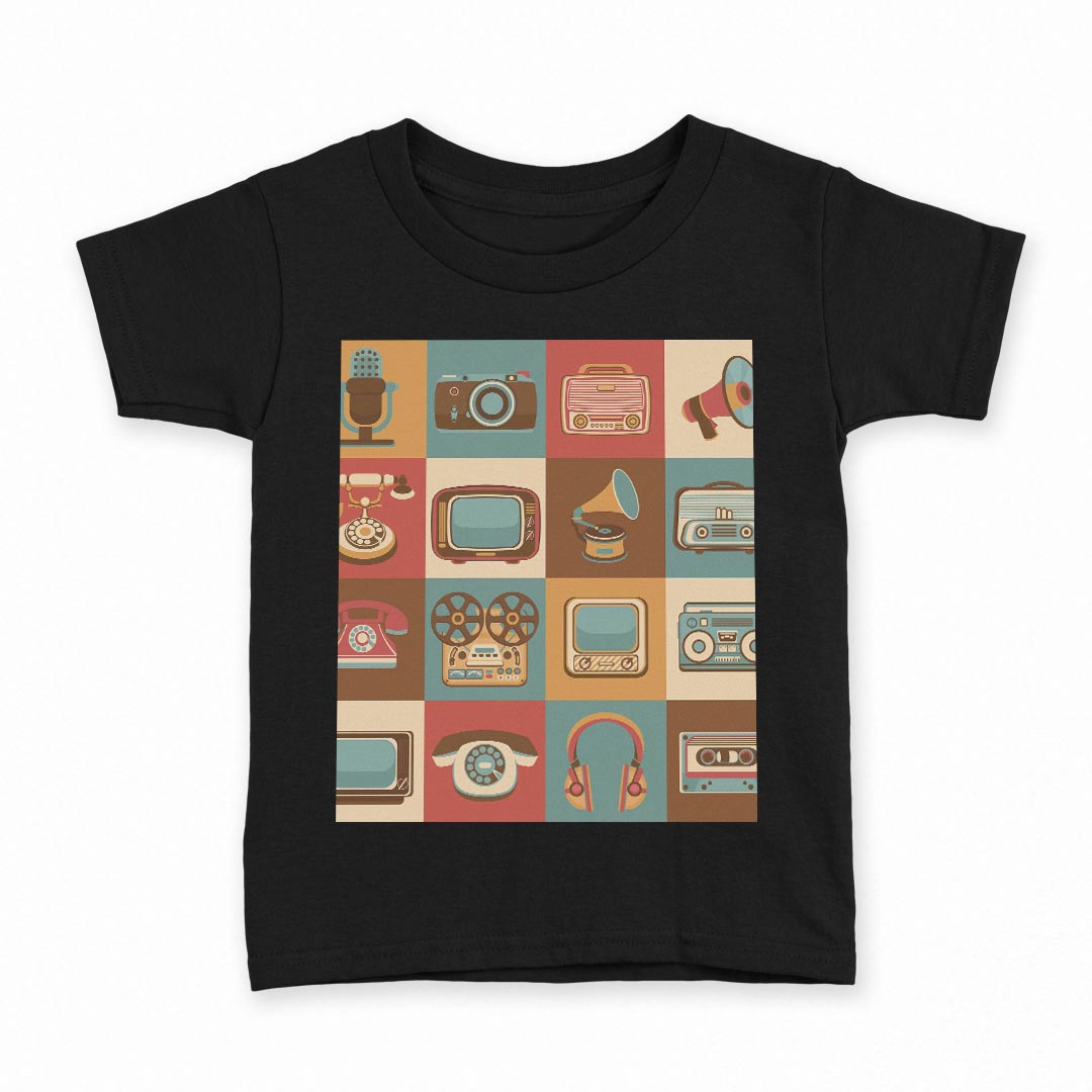 tシャツ キッズ 半袖 黒地 ブラック デザイン 90 100 110 120 130 140 150 Tシャツ ティーシャツ T shirt 上記で使用したデザインTシャツはこちら▼キッズ用Tシャツ　ブラック全デザインはこちらから▼ ▼キッズ用Tシャツ　グレー・ホワイト全デザインはこちらから▼商品特徴・15000デザインから選べる！デザインTシャツ！ ・洗濯も赤ちゃんにも安心なウェアプリント 　UltraChrome DGインクは洗濯に対しても色落ちが少なく、高い堅牢度が実証されています。 ・着心地や素材感にこだわった、上質なTシャツ。 ・1枚でも様になる万能型Tシャツ。 ・「よれない」「透けない」「長持ちする」という三大要素をすべて兼ね備えたTシャツです。 素材 ブラック：綿　100％ 注意事項画像はサンプルですので、Tシャツの大きさが若干異なる場合があります。ご覧の環境によっては多少色味に違いを感じる場合がございます。 イメージと違った、モニターと色味が異なるという理由での交換や返金はご対応出来かねます。 写真のカラーは可能な限り実際の商品に色味を近づけていますが、WEBの性質上ご使用のパソコンの設定や環境でカラーが若干異なります。 ご注文後に1点1点制作する受注生産品のため、不良品以外のご返品や交換は固くお断り致します。 選択間違いも保証対象外となりますため、ご注文の際は必ずサイズやカラーをご確認下さい。洗濯の際は、商品の色あせを避けるため手洗いをおすすめします。 つけ置き洗いは避けてください。 タンブラー乾燥はお控えください。発送について完全受注生産のハンドメイド商品となりますので、既製品と比べて発送までお時間を頂いています。 基本的に決済確認後、最大で10営業日での発送となります。繁忙期や休業日明けの場合はさらに時間がかかる場合があります。 その際には別途メールにてご連絡致します。メール便の場合、発送日から到着までに2〜4日ほどかかる場合が多く、紛失などの保障もご対応できかねます。あらかじめご了承下さい。