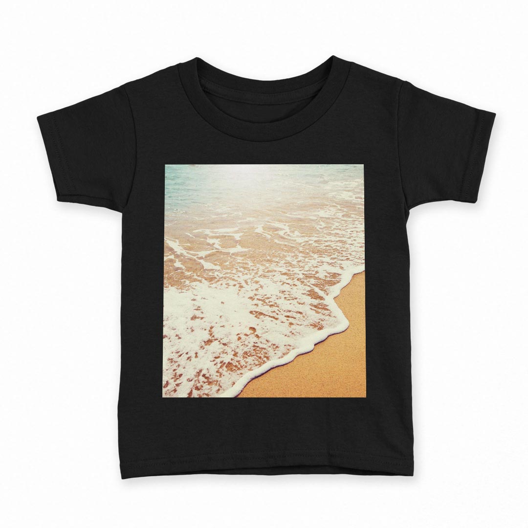 tシャツ キッズ 半袖 黒地 ブラック デザイン 90 100 110 120 130 140 150 Tシャツ ティーシャツ T shirt 上記で使用したデザインTシャツはこちら▼キッズ用Tシャツ　ブラック全デザインはこちらから▼ ▼キッズ用Tシャツ　グレー・ホワイト全デザインはこちらから▼商品特徴・15000デザインから選べる！デザインTシャツ！ ・洗濯も赤ちゃんにも安心なウェアプリント 　UltraChrome DGインクは洗濯に対しても色落ちが少なく、高い堅牢度が実証されています。 ・着心地や素材感にこだわった、上質なTシャツ。 ・1枚でも様になる万能型Tシャツ。 ・「よれない」「透けない」「長持ちする」という三大要素をすべて兼ね備えたTシャツです。 素材 ブラック：綿　100％ 注意事項画像はサンプルですので、Tシャツの大きさが若干異なる場合があります。ご覧の環境によっては多少色味に違いを感じる場合がございます。 イメージと違った、モニターと色味が異なるという理由での交換や返金はご対応出来かねます。 写真のカラーは可能な限り実際の商品に色味を近づけていますが、WEBの性質上ご使用のパソコンの設定や環境でカラーが若干異なります。 ご注文後に1点1点制作する受注生産品のため、不良品以外のご返品や交換は固くお断り致します。 選択間違いも保証対象外となりますため、ご注文の際は必ずサイズやカラーをご確認下さい。洗濯の際は、商品の色あせを避けるため手洗いをおすすめします。 つけ置き洗いは避けてください。 タンブラー乾燥はお控えください。発送について完全受注生産のハンドメイド商品となりますので、既製品と比べて発送までお時間を頂いています。 基本的に決済確認後、最大で10営業日での発送となります。繁忙期や休業日明けの場合はさらに時間がかかる場合があります。 その際には別途メールにてご連絡致します。メール便の場合、発送日から到着までに2〜4日ほどかかる場合が多く、紛失などの保障もご対応できかねます。あらかじめご了承下さい。
