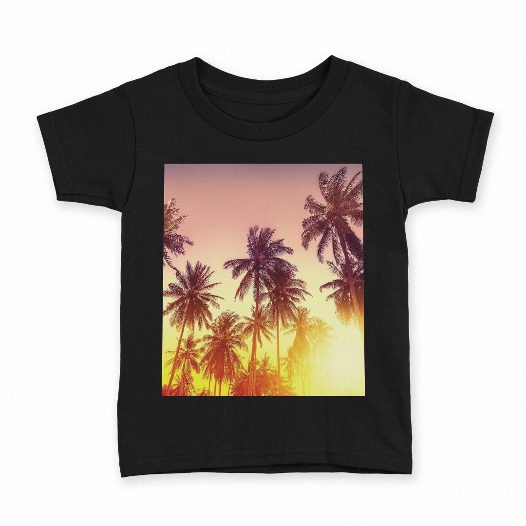 tシャツ キッズ 半袖 黒地 ブラック デザイン 90 100 110 120 130 140 150 Tシャツ ティーシャツ T shirt 上記で使用したデザインTシャツはこちら▼キッズ用Tシャツ　ブラック全デザインはこちらから▼ ▼キッズ用Tシャツ　グレー・ホワイト全デザインはこちらから▼商品特徴・15000デザインから選べる！デザインTシャツ！ ・洗濯も赤ちゃんにも安心なウェアプリント 　UltraChrome DGインクは洗濯に対しても色落ちが少なく、高い堅牢度が実証されています。 ・着心地や素材感にこだわった、上質なTシャツ。 ・1枚でも様になる万能型Tシャツ。 ・「よれない」「透けない」「長持ちする」という三大要素をすべて兼ね備えたTシャツです。 素材 ブラック：綿　100％ 注意事項画像はサンプルですので、Tシャツの大きさが若干異なる場合があります。ご覧の環境によっては多少色味に違いを感じる場合がございます。 イメージと違った、モニターと色味が異なるという理由での交換や返金はご対応出来かねます。 写真のカラーは可能な限り実際の商品に色味を近づけていますが、WEBの性質上ご使用のパソコンの設定や環境でカラーが若干異なります。 ご注文後に1点1点制作する受注生産品のため、不良品以外のご返品や交換は固くお断り致します。 選択間違いも保証対象外となりますため、ご注文の際は必ずサイズやカラーをご確認下さい。洗濯の際は、商品の色あせを避けるため手洗いをおすすめします。 つけ置き洗いは避けてください。 タンブラー乾燥はお控えください。発送について完全受注生産のハンドメイド商品となりますので、既製品と比べて発送までお時間を頂いています。 基本的に決済確認後、最大で10営業日での発送となります。繁忙期や休業日明けの場合はさらに時間がかかる場合があります。 その際には別途メールにてご連絡致します。メール便の場合、発送日から到着までに2〜4日ほどかかる場合が多く、紛失などの保障もご対応できかねます。あらかじめご了承下さい。