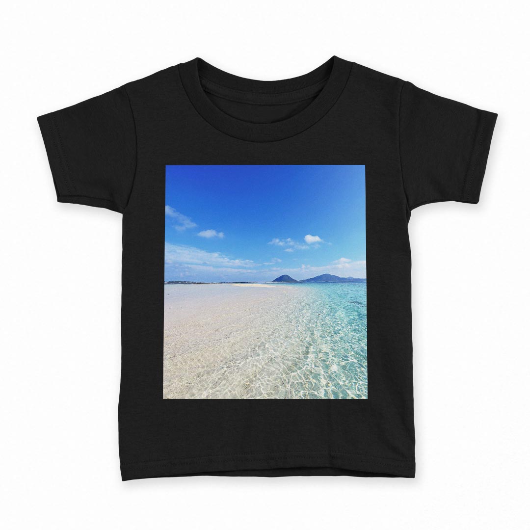 tシャツ キッズ 半袖 黒地 ブラック デザイン 90 100 110 120 130 140 150 Tシャツ ティーシャツ T shirt 上記で使用したデザインTシャツはこちら▼キッズ用Tシャツ　ブラック全デザインはこちらから▼ ▼キッズ用Tシャツ　グレー・ホワイト全デザインはこちらから▼商品特徴・15000デザインから選べる！デザインTシャツ！ ・洗濯も赤ちゃんにも安心なウェアプリント 　UltraChrome DGインクは洗濯に対しても色落ちが少なく、高い堅牢度が実証されています。 ・着心地や素材感にこだわった、上質なTシャツ。 ・1枚でも様になる万能型Tシャツ。 ・「よれない」「透けない」「長持ちする」という三大要素をすべて兼ね備えたTシャツです。 素材 ブラック：綿　100％ 注意事項画像はサンプルですので、Tシャツの大きさが若干異なる場合があります。ご覧の環境によっては多少色味に違いを感じる場合がございます。 イメージと違った、モニターと色味が異なるという理由での交換や返金はご対応出来かねます。 写真のカラーは可能な限り実際の商品に色味を近づけていますが、WEBの性質上ご使用のパソコンの設定や環境でカラーが若干異なります。 ご注文後に1点1点制作する受注生産品のため、不良品以外のご返品や交換は固くお断り致します。 選択間違いも保証対象外となりますため、ご注文の際は必ずサイズやカラーをご確認下さい。洗濯の際は、商品の色あせを避けるため手洗いをおすすめします。 つけ置き洗いは避けてください。 タンブラー乾燥はお控えください。発送について完全受注生産のハンドメイド商品となりますので、既製品と比べて発送までお時間を頂いています。 基本的に決済確認後、最大で10営業日での発送となります。繁忙期や休業日明けの場合はさらに時間がかかる場合があります。 その際には別途メールにてご連絡致します。メール便の場合、発送日から到着までに2〜4日ほどかかる場合が多く、紛失などの保障もご対応できかねます。あらかじめご了承下さい。