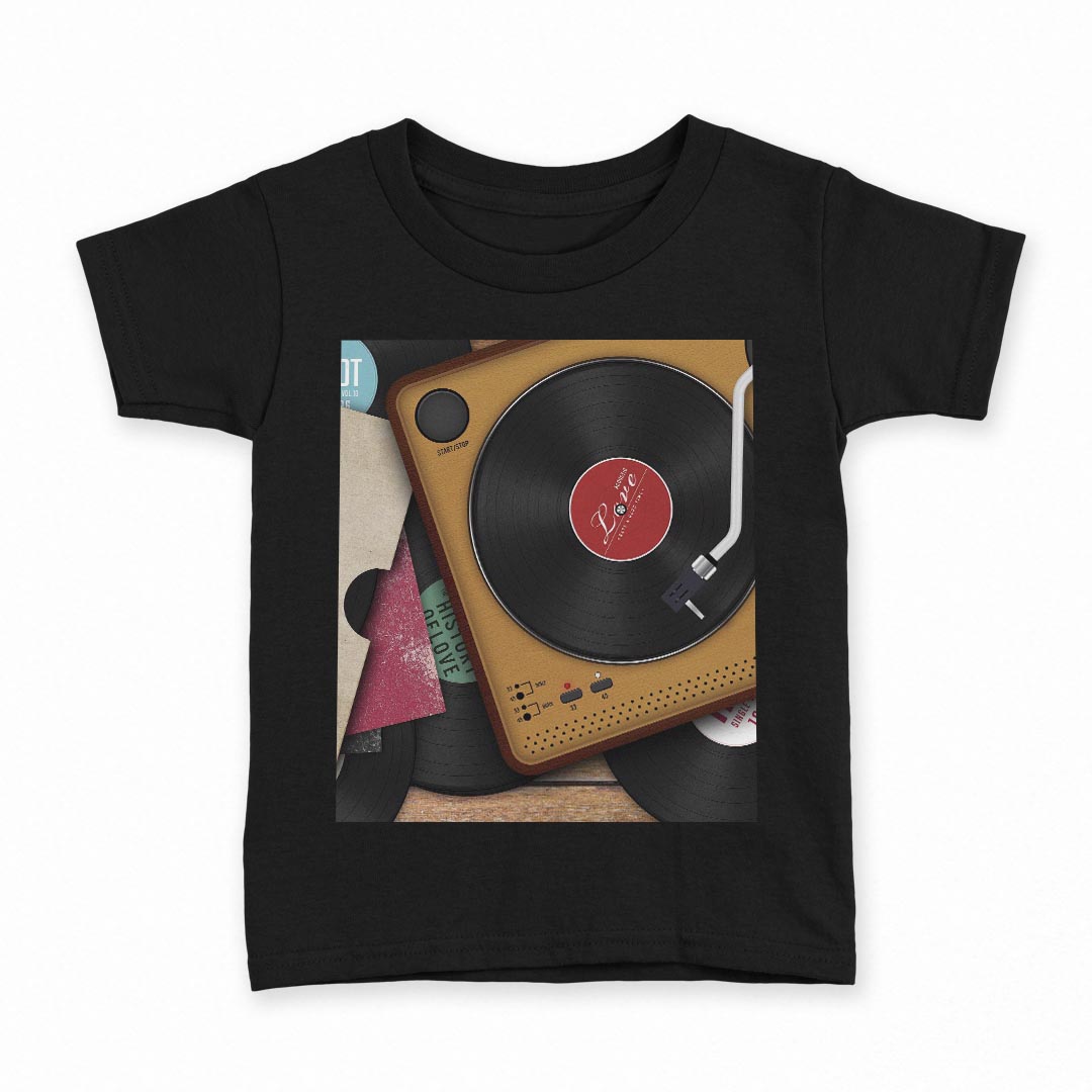 tシャツ キッズ 半袖 黒地 ブラック デザイン 90 100 110 120 130 140 150 Tシャツ ティーシャツ T shirt 上記で使用したデザインTシャツはこちら▼キッズ用Tシャツ　ブラック全デザインはこちらから▼ ▼キッズ用Tシャツ　グレー・ホワイト全デザインはこちらから▼商品特徴・15000デザインから選べる！デザインTシャツ！ ・洗濯も赤ちゃんにも安心なウェアプリント 　UltraChrome DGインクは洗濯に対しても色落ちが少なく、高い堅牢度が実証されています。 ・着心地や素材感にこだわった、上質なTシャツ。 ・1枚でも様になる万能型Tシャツ。 ・「よれない」「透けない」「長持ちする」という三大要素をすべて兼ね備えたTシャツです。 素材 ブラック：綿　100％ 注意事項画像はサンプルですので、Tシャツの大きさが若干異なる場合があります。ご覧の環境によっては多少色味に違いを感じる場合がございます。 イメージと違った、モニターと色味が異なるという理由での交換や返金はご対応出来かねます。 写真のカラーは可能な限り実際の商品に色味を近づけていますが、WEBの性質上ご使用のパソコンの設定や環境でカラーが若干異なります。 ご注文後に1点1点制作する受注生産品のため、不良品以外のご返品や交換は固くお断り致します。 選択間違いも保証対象外となりますため、ご注文の際は必ずサイズやカラーをご確認下さい。洗濯の際は、商品の色あせを避けるため手洗いをおすすめします。 つけ置き洗いは避けてください。 タンブラー乾燥はお控えください。発送について完全受注生産のハンドメイド商品となりますので、既製品と比べて発送までお時間を頂いています。 基本的に決済確認後、最大で10営業日での発送となります。繁忙期や休業日明けの場合はさらに時間がかかる場合があります。 その際には別途メールにてご連絡致します。メール便の場合、発送日から到着までに2〜4日ほどかかる場合が多く、紛失などの保障もご対応できかねます。あらかじめご了承下さい。