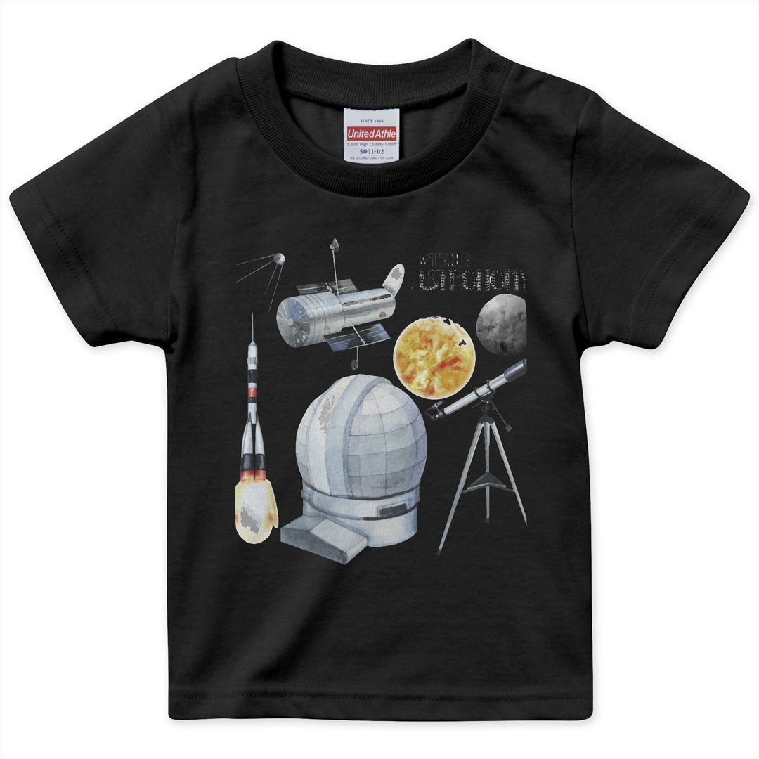tシャツ キッズ 半袖 黒地 ブラック デザイン 90 100 110 120 130 140 150 Tシャツ ティーシャツ T shirt 上記で使用したデザインTシャツはこちら▼キッズ用Tシャツ　ブラック全デザインはこちらから▼ ▼キッズ用Tシャツ　グレー・ホワイト全デザインはこちらから▼商品特徴・15000デザインから選べる！デザインTシャツ！ ・洗濯も赤ちゃんにも安心なウェアプリント 　UltraChrome DGインクは洗濯に対しても色落ちが少なく、高い堅牢度が実証されています。 ・着心地や素材感にこだわった、上質なTシャツ。 ・1枚でも様になる万能型Tシャツ。 ・「よれない」「透けない」「長持ちする」という三大要素をすべて兼ね備えたTシャツです。 素材 ブラック：綿　100％ 注意事項画像はサンプルですので、Tシャツの大きさが若干異なる場合があります。ご覧の環境によっては多少色味に違いを感じる場合がございます。 イメージと違った、モニターと色味が異なるという理由での交換や返金はご対応出来かねます。 写真のカラーは可能な限り実際の商品に色味を近づけていますが、WEBの性質上ご使用のパソコンの設定や環境でカラーが若干異なります。 ご注文後に1点1点制作する受注生産品のため、不良品以外のご返品や交換は固くお断り致します。 選択間違いも保証対象外となりますため、ご注文の際は必ずサイズやカラーをご確認下さい。洗濯の際は、商品の色あせを避けるため手洗いをおすすめします。 つけ置き洗いは避けてください。 タンブラー乾燥はお控えください。発送について完全受注生産のハンドメイド商品となりますので、既製品と比べて発送までお時間を頂いています。 基本的に決済確認後、最大で10営業日での発送となります。繁忙期や休業日明けの場合はさらに時間がかかる場合があります。 その際には別途メールにてご連絡致します。メール便の場合、発送日から到着までに2〜4日ほどかかる場合が多く、紛失などの保障もご対応できかねます。あらかじめご了承下さい。
