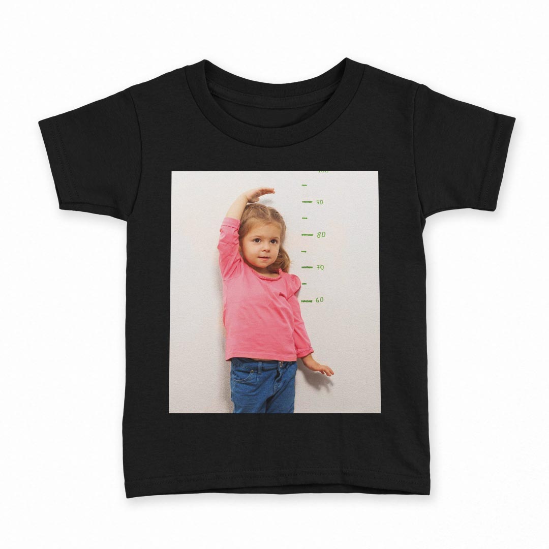 tシャツ キッズ 半袖 黒地 ブラック デザイン 90 100 110 120 130 140 150 Tシャツ ティーシャツ T shirt 上記で使用したデザインTシャツはこちら▼キッズ用Tシャツ　ブラック全デザインはこちらから▼ ▼キッズ用Tシャツ　グレー・ホワイト全デザインはこちらから▼商品特徴・15000デザインから選べる！デザインTシャツ！ ・洗濯も赤ちゃんにも安心なウェアプリント 　UltraChrome DGインクは洗濯に対しても色落ちが少なく、高い堅牢度が実証されています。 ・着心地や素材感にこだわった、上質なTシャツ。 ・1枚でも様になる万能型Tシャツ。 ・「よれない」「透けない」「長持ちする」という三大要素をすべて兼ね備えたTシャツです。 素材 ブラック：綿　100％ 注意事項画像はサンプルですので、Tシャツの大きさが若干異なる場合があります。ご覧の環境によっては多少色味に違いを感じる場合がございます。 イメージと違った、モニターと色味が異なるという理由での交換や返金はご対応出来かねます。 写真のカラーは可能な限り実際の商品に色味を近づけていますが、WEBの性質上ご使用のパソコンの設定や環境でカラーが若干異なります。 ご注文後に1点1点制作する受注生産品のため、不良品以外のご返品や交換は固くお断り致します。 選択間違いも保証対象外となりますため、ご注文の際は必ずサイズやカラーをご確認下さい。洗濯の際は、商品の色あせを避けるため手洗いをおすすめします。 つけ置き洗いは避けてください。 タンブラー乾燥はお控えください。発送について完全受注生産のハンドメイド商品となりますので、既製品と比べて発送までお時間を頂いています。 基本的に決済確認後、最大で10営業日での発送となります。繁忙期や休業日明けの場合はさらに時間がかかる場合があります。 その際には別途メールにてご連絡致します。メール便の場合、発送日から到着までに2〜4日ほどかかる場合が多く、紛失などの保障もご対応できかねます。あらかじめご了承下さい。