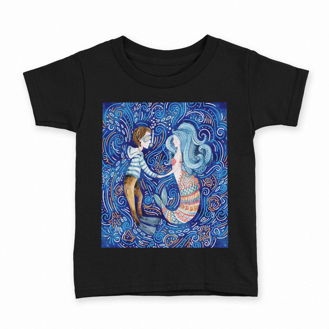 tシャツ キッズ 半袖 黒地 ブラック デザイン 90 100 110 120 130 140 150 Tシャツ ティーシャツ T shirt 上記で使用したデザインTシャツはこちら▼キッズ用Tシャツ　ブラック全デザインはこちらから▼ ▼キッズ用Tシャツ　グレー・ホワイト全デザインはこちらから▼商品特徴・15000デザインから選べる！デザインTシャツ！ ・洗濯も赤ちゃんにも安心なウェアプリント 　UltraChrome DGインクは洗濯に対しても色落ちが少なく、高い堅牢度が実証されています。 ・着心地や素材感にこだわった、上質なTシャツ。 ・1枚でも様になる万能型Tシャツ。 ・「よれない」「透けない」「長持ちする」という三大要素をすべて兼ね備えたTシャツです。 素材 ブラック：綿　100％ 注意事項画像はサンプルですので、Tシャツの大きさが若干異なる場合があります。ご覧の環境によっては多少色味に違いを感じる場合がございます。 イメージと違った、モニターと色味が異なるという理由での交換や返金はご対応出来かねます。 写真のカラーは可能な限り実際の商品に色味を近づけていますが、WEBの性質上ご使用のパソコンの設定や環境でカラーが若干異なります。 ご注文後に1点1点制作する受注生産品のため、不良品以外のご返品や交換は固くお断り致します。 選択間違いも保証対象外となりますため、ご注文の際は必ずサイズやカラーをご確認下さい。洗濯の際は、商品の色あせを避けるため手洗いをおすすめします。 つけ置き洗いは避けてください。 タンブラー乾燥はお控えください。発送について完全受注生産のハンドメイド商品となりますので、既製品と比べて発送までお時間を頂いています。 基本的に決済確認後、最大で10営業日での発送となります。繁忙期や休業日明けの場合はさらに時間がかかる場合があります。 その際には別途メールにてご連絡致します。メール便の場合、発送日から到着までに2〜4日ほどかかる場合が多く、紛失などの保障もご対応できかねます。あらかじめご了承下さい。