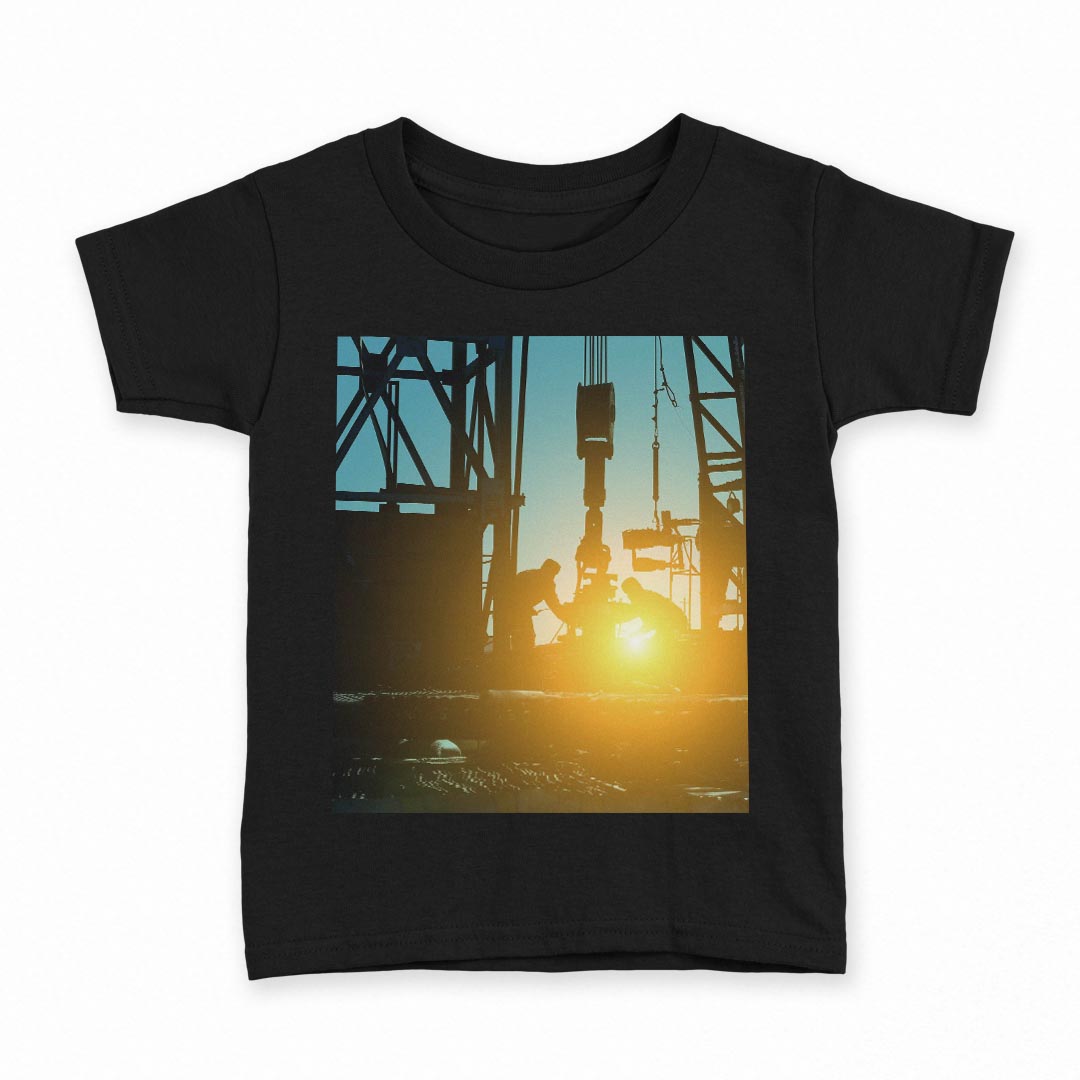 tシャツ キッズ 半袖 黒地 ブラック デザイン 90 100 110 120 130 140 150 Tシャツ ティーシャツ T shirt 上記で使用したデザインTシャツはこちら▼キッズ用Tシャツ　ブラック全デザインはこちらから▼ ▼キッズ用Tシャツ　グレー・ホワイト全デザインはこちらから▼商品特徴・15000デザインから選べる！デザインTシャツ！ ・洗濯も赤ちゃんにも安心なウェアプリント 　UltraChrome DGインクは洗濯に対しても色落ちが少なく、高い堅牢度が実証されています。 ・着心地や素材感にこだわった、上質なTシャツ。 ・1枚でも様になる万能型Tシャツ。 ・「よれない」「透けない」「長持ちする」という三大要素をすべて兼ね備えたTシャツです。 素材 ブラック：綿　100％ 注意事項画像はサンプルですので、Tシャツの大きさが若干異なる場合があります。ご覧の環境によっては多少色味に違いを感じる場合がございます。 イメージと違った、モニターと色味が異なるという理由での交換や返金はご対応出来かねます。 写真のカラーは可能な限り実際の商品に色味を近づけていますが、WEBの性質上ご使用のパソコンの設定や環境でカラーが若干異なります。 ご注文後に1点1点制作する受注生産品のため、不良品以外のご返品や交換は固くお断り致します。 選択間違いも保証対象外となりますため、ご注文の際は必ずサイズやカラーをご確認下さい。洗濯の際は、商品の色あせを避けるため手洗いをおすすめします。 つけ置き洗いは避けてください。 タンブラー乾燥はお控えください。発送について完全受注生産のハンドメイド商品となりますので、既製品と比べて発送までお時間を頂いています。 基本的に決済確認後、最大で10営業日での発送となります。繁忙期や休業日明けの場合はさらに時間がかかる場合があります。 その際には別途メールにてご連絡致します。メール便の場合、発送日から到着までに2〜4日ほどかかる場合が多く、紛失などの保障もご対応できかねます。あらかじめご了承下さい。
