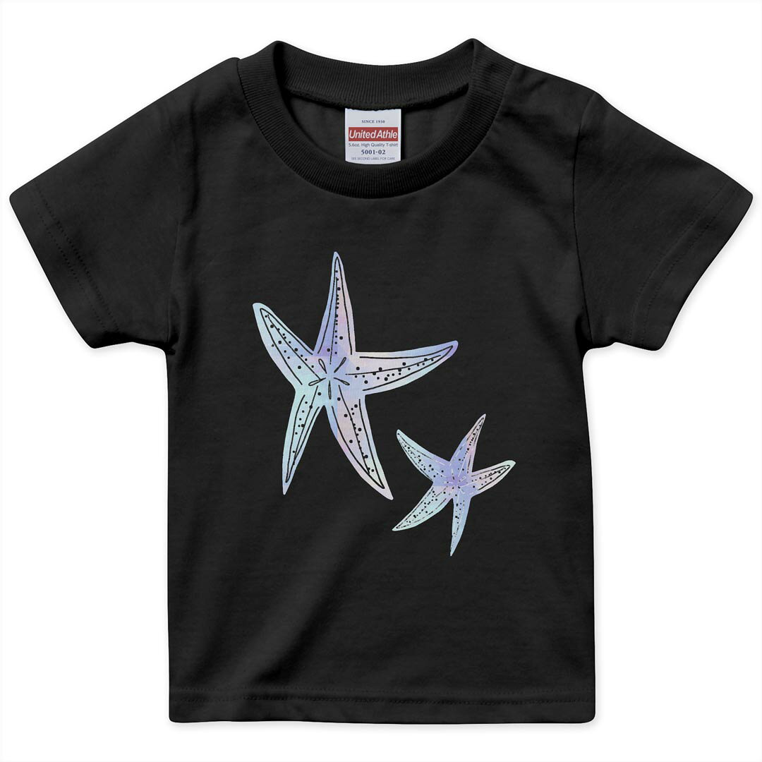 tシャツ キッズ 半袖 黒地 ブラック デザイン 90 100 110 120 130 140 150 Tシャツ ティーシャツ T shirt 上記で使用したデザインTシャツはこちら▼キッズ用Tシャツ　ブラック全デザインはこちらから▼ ▼キッズ用Tシャツ　グレー・ホワイト全デザインはこちらから▼商品特徴・15000デザインから選べる！デザインTシャツ！ ・洗濯も赤ちゃんにも安心なウェアプリント 　UltraChrome DGインクは洗濯に対しても色落ちが少なく、高い堅牢度が実証されています。 ・着心地や素材感にこだわった、上質なTシャツ。 ・1枚でも様になる万能型Tシャツ。 ・「よれない」「透けない」「長持ちする」という三大要素をすべて兼ね備えたTシャツです。 素材 ブラック：綿　100％ 注意事項画像はサンプルですので、Tシャツの大きさが若干異なる場合があります。ご覧の環境によっては多少色味に違いを感じる場合がございます。 イメージと違った、モニターと色味が異なるという理由での交換や返金はご対応出来かねます。 写真のカラーは可能な限り実際の商品に色味を近づけていますが、WEBの性質上ご使用のパソコンの設定や環境でカラーが若干異なります。 ご注文後に1点1点制作する受注生産品のため、不良品以外のご返品や交換は固くお断り致します。 選択間違いも保証対象外となりますため、ご注文の際は必ずサイズやカラーをご確認下さい。洗濯の際は、商品の色あせを避けるため手洗いをおすすめします。 つけ置き洗いは避けてください。 タンブラー乾燥はお控えください。発送について完全受注生産のハンドメイド商品となりますので、既製品と比べて発送までお時間を頂いています。 基本的に決済確認後、最大で10営業日での発送となります。繁忙期や休業日明けの場合はさらに時間がかかる場合があります。 その際には別途メールにてご連絡致します。メール便の場合、発送日から到着までに2〜4日ほどかかる場合が多く、紛失などの保障もご対応できかねます。あらかじめご了承下さい。