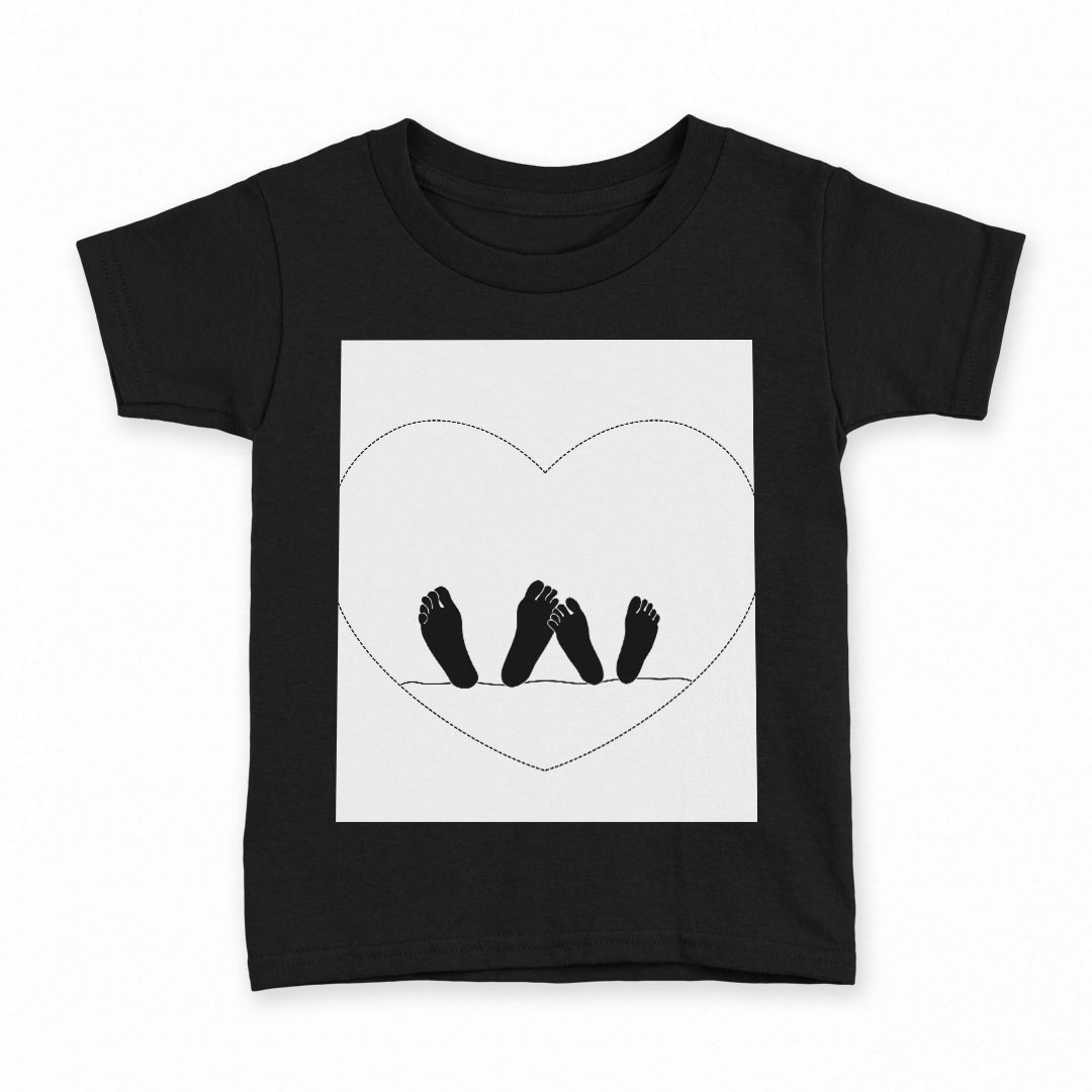 tシャツ キッズ 半袖 黒地 ブラック デザイン 90 100 110 120 130 140 150 Tシャツ ティーシャツ T shirt 上記で使用したデザインTシャツはこちら▼キッズ用Tシャツ　ブラック全デザインはこちらから▼ ▼キッズ用Tシャツ　グレー・ホワイト全デザインはこちらから▼商品特徴・15000デザインから選べる！デザインTシャツ！ ・洗濯も赤ちゃんにも安心なウェアプリント 　UltraChrome DGインクは洗濯に対しても色落ちが少なく、高い堅牢度が実証されています。 ・着心地や素材感にこだわった、上質なTシャツ。 ・1枚でも様になる万能型Tシャツ。 ・「よれない」「透けない」「長持ちする」という三大要素をすべて兼ね備えたTシャツです。 素材 ブラック：綿　100％ 注意事項画像はサンプルですので、Tシャツの大きさが若干異なる場合があります。ご覧の環境によっては多少色味に違いを感じる場合がございます。 イメージと違った、モニターと色味が異なるという理由での交換や返金はご対応出来かねます。 写真のカラーは可能な限り実際の商品に色味を近づけていますが、WEBの性質上ご使用のパソコンの設定や環境でカラーが若干異なります。 ご注文後に1点1点制作する受注生産品のため、不良品以外のご返品や交換は固くお断り致します。 選択間違いも保証対象外となりますため、ご注文の際は必ずサイズやカラーをご確認下さい。洗濯の際は、商品の色あせを避けるため手洗いをおすすめします。 つけ置き洗いは避けてください。 タンブラー乾燥はお控えください。発送について完全受注生産のハンドメイド商品となりますので、既製品と比べて発送までお時間を頂いています。 基本的に決済確認後、最大で10営業日での発送となります。繁忙期や休業日明けの場合はさらに時間がかかる場合があります。 その際には別途メールにてご連絡致します。メール便の場合、発送日から到着までに2〜4日ほどかかる場合が多く、紛失などの保障もご対応できかねます。あらかじめご了承下さい。