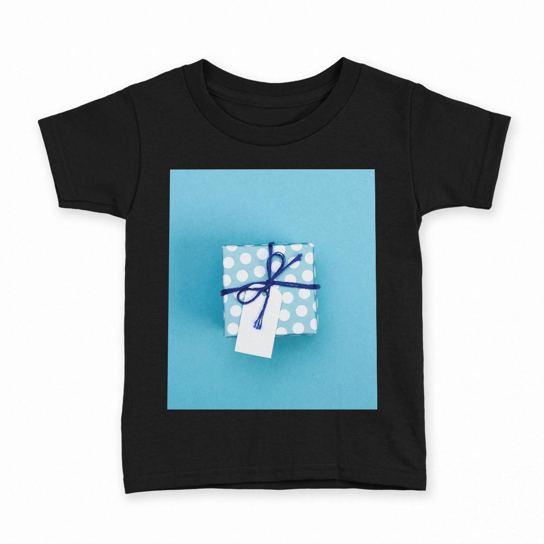 tシャツ キッズ 半袖 黒地 ブラック デザイン 90 100 110 120 130 140 150 Tシャツ ティーシャツ T shirt 上記で使用したデザインTシャツはこちら▼キッズ用Tシャツ　ブラック全デザインはこちらから▼ ▼キッズ用Tシャツ　グレー・ホワイト全デザインはこちらから▼商品特徴・15000デザインから選べる！デザインTシャツ！ ・洗濯も赤ちゃんにも安心なウェアプリント 　UltraChrome DGインクは洗濯に対しても色落ちが少なく、高い堅牢度が実証されています。 ・着心地や素材感にこだわった、上質なTシャツ。 ・1枚でも様になる万能型Tシャツ。 ・「よれない」「透けない」「長持ちする」という三大要素をすべて兼ね備えたTシャツです。 素材 ブラック：綿　100％ 注意事項画像はサンプルですので、Tシャツの大きさが若干異なる場合があります。ご覧の環境によっては多少色味に違いを感じる場合がございます。 イメージと違った、モニターと色味が異なるという理由での交換や返金はご対応出来かねます。 写真のカラーは可能な限り実際の商品に色味を近づけていますが、WEBの性質上ご使用のパソコンの設定や環境でカラーが若干異なります。 ご注文後に1点1点制作する受注生産品のため、不良品以外のご返品や交換は固くお断り致します。 選択間違いも保証対象外となりますため、ご注文の際は必ずサイズやカラーをご確認下さい。洗濯の際は、商品の色あせを避けるため手洗いをおすすめします。 つけ置き洗いは避けてください。 タンブラー乾燥はお控えください。発送について完全受注生産のハンドメイド商品となりますので、既製品と比べて発送までお時間を頂いています。 基本的に決済確認後、最大で10営業日での発送となります。繁忙期や休業日明けの場合はさらに時間がかかる場合があります。 その際には別途メールにてご連絡致します。メール便の場合、発送日から到着までに2〜4日ほどかかる場合が多く、紛失などの保障もご対応できかねます。あらかじめご了承下さい。