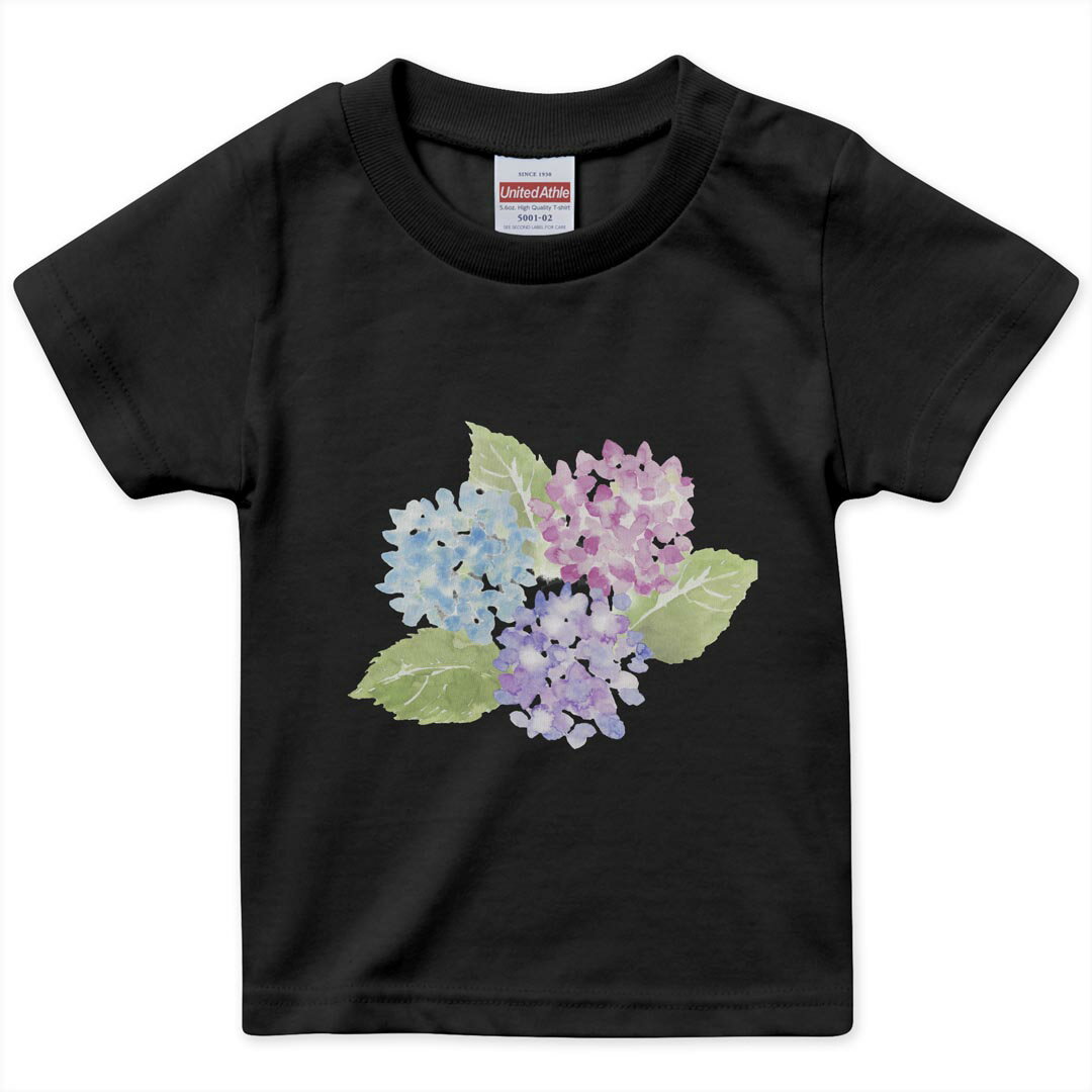 tシャツ キッズ 半袖 黒地 ブラック デザイン 90 100 110 120 130 140 150 Tシャツ ティーシャツ T shirt 上記で使用したデザインTシャツはこちら▼キッズ用Tシャツ　ブラック全デザインはこちらから▼ ▼キッズ用Tシャツ　グレー・ホワイト全デザインはこちらから▼商品特徴・15000デザインから選べる！デザインTシャツ！ ・洗濯も赤ちゃんにも安心なウェアプリント 　UltraChrome DGインクは洗濯に対しても色落ちが少なく、高い堅牢度が実証されています。 ・着心地や素材感にこだわった、上質なTシャツ。 ・1枚でも様になる万能型Tシャツ。 ・「よれない」「透けない」「長持ちする」という三大要素をすべて兼ね備えたTシャツです。 素材 ブラック：綿　100％ 注意事項画像はサンプルですので、Tシャツの大きさが若干異なる場合があります。ご覧の環境によっては多少色味に違いを感じる場合がございます。 イメージと違った、モニターと色味が異なるという理由での交換や返金はご対応出来かねます。 写真のカラーは可能な限り実際の商品に色味を近づけていますが、WEBの性質上ご使用のパソコンの設定や環境でカラーが若干異なります。 ご注文後に1点1点制作する受注生産品のため、不良品以外のご返品や交換は固くお断り致します。 選択間違いも保証対象外となりますため、ご注文の際は必ずサイズやカラーをご確認下さい。洗濯の際は、商品の色あせを避けるため手洗いをおすすめします。 つけ置き洗いは避けてください。 タンブラー乾燥はお控えください。発送について完全受注生産のハンドメイド商品となりますので、既製品と比べて発送までお時間を頂いています。 基本的に決済確認後、最大で10営業日での発送となります。繁忙期や休業日明けの場合はさらに時間がかかる場合があります。 その際には別途メールにてご連絡致します。メール便の場合、発送日から到着までに2〜4日ほどかかる場合が多く、紛失などの保障もご対応できかねます。あらかじめご了承下さい。