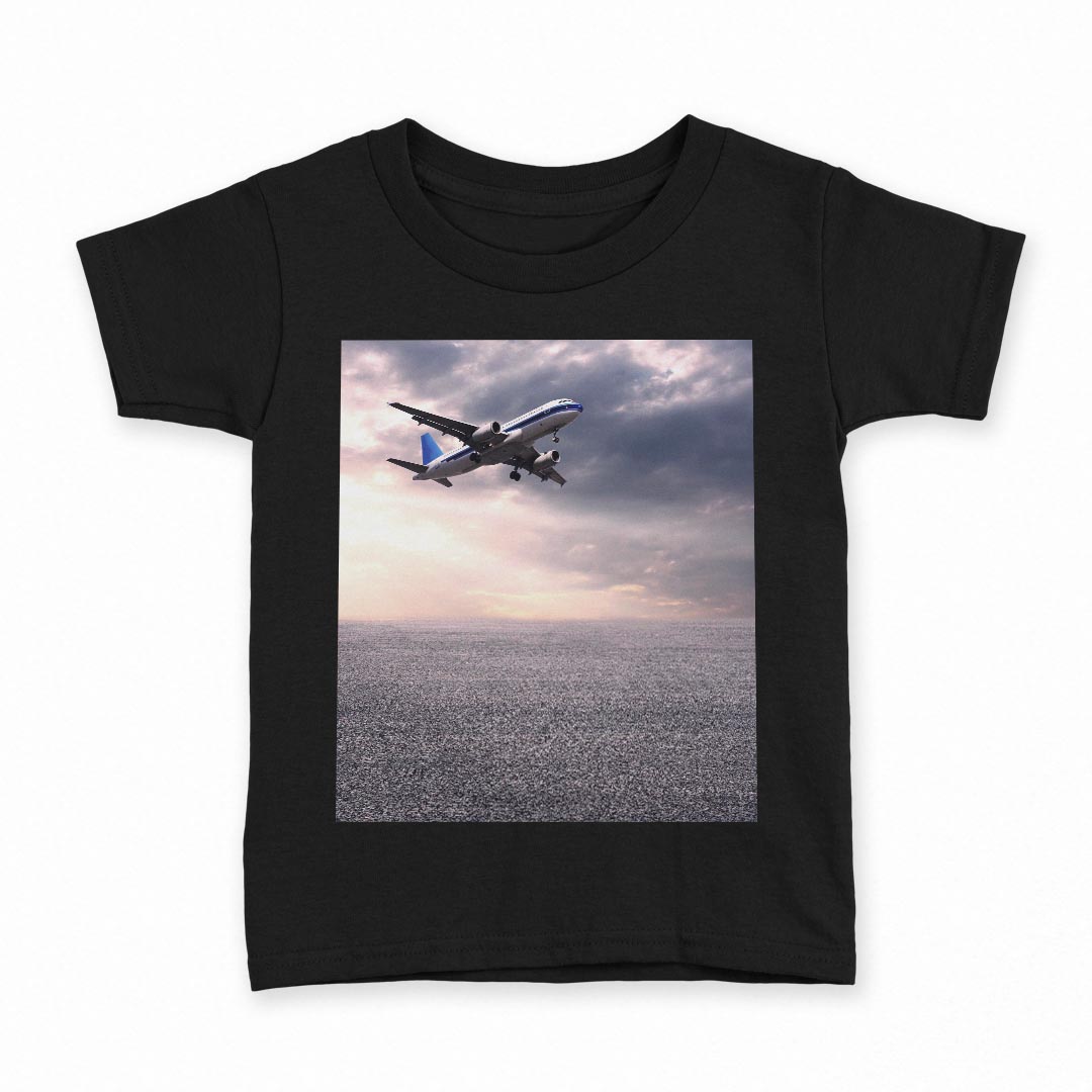 tシャツ キッズ 半袖 黒地 ブラック デザイン 90 100 110 120 130 140 150 Tシャツ ティーシャツ T shirt 上記で使用したデザインTシャツはこちら▼キッズ用Tシャツ　ブラック全デザインはこちらから▼ ▼キッズ用Tシャツ　グレー・ホワイト全デザインはこちらから▼商品特徴・15000デザインから選べる！デザインTシャツ！ ・洗濯も赤ちゃんにも安心なウェアプリント 　UltraChrome DGインクは洗濯に対しても色落ちが少なく、高い堅牢度が実証されています。 ・着心地や素材感にこだわった、上質なTシャツ。 ・1枚でも様になる万能型Tシャツ。 ・「よれない」「透けない」「長持ちする」という三大要素をすべて兼ね備えたTシャツです。 素材 ブラック：綿　100％ 注意事項画像はサンプルですので、Tシャツの大きさが若干異なる場合があります。ご覧の環境によっては多少色味に違いを感じる場合がございます。 イメージと違った、モニターと色味が異なるという理由での交換や返金はご対応出来かねます。 写真のカラーは可能な限り実際の商品に色味を近づけていますが、WEBの性質上ご使用のパソコンの設定や環境でカラーが若干異なります。 ご注文後に1点1点制作する受注生産品のため、不良品以外のご返品や交換は固くお断り致します。 選択間違いも保証対象外となりますため、ご注文の際は必ずサイズやカラーをご確認下さい。洗濯の際は、商品の色あせを避けるため手洗いをおすすめします。 つけ置き洗いは避けてください。 タンブラー乾燥はお控えください。発送について完全受注生産のハンドメイド商品となりますので、既製品と比べて発送までお時間を頂いています。 基本的に決済確認後、最大で10営業日での発送となります。繁忙期や休業日明けの場合はさらに時間がかかる場合があります。 その際には別途メールにてご連絡致します。メール便の場合、発送日から到着までに2〜4日ほどかかる場合が多く、紛失などの保障もご対応できかねます。あらかじめご了承下さい。