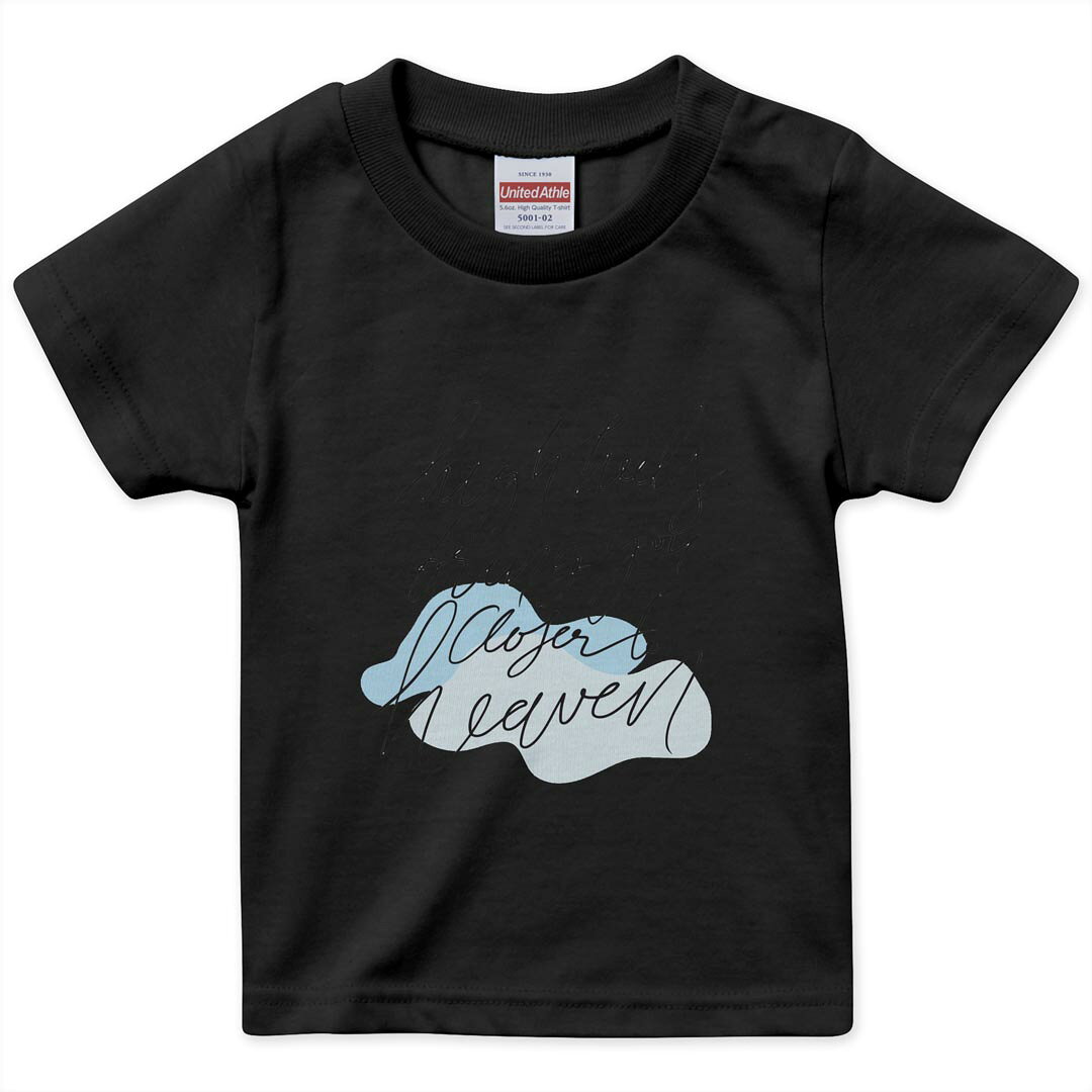 tシャツ キッズ 半袖 黒地 ブラック デザイン 90 100 110 120 130 140 150 Tシャツ ティーシャツ T shirt 上記で使用したデザインTシャツはこちら▼キッズ用Tシャツ　ブラック全デザインはこちらから▼ ▼キッズ用Tシャツ　グレー・ホワイト全デザインはこちらから▼商品特徴・15000デザインから選べる！デザインTシャツ！ ・洗濯も赤ちゃんにも安心なウェアプリント 　UltraChrome DGインクは洗濯に対しても色落ちが少なく、高い堅牢度が実証されています。 ・着心地や素材感にこだわった、上質なTシャツ。 ・1枚でも様になる万能型Tシャツ。 ・「よれない」「透けない」「長持ちする」という三大要素をすべて兼ね備えたTシャツです。 素材 ブラック：綿　100％ 注意事項画像はサンプルですので、Tシャツの大きさが若干異なる場合があります。ご覧の環境によっては多少色味に違いを感じる場合がございます。 イメージと違った、モニターと色味が異なるという理由での交換や返金はご対応出来かねます。 写真のカラーは可能な限り実際の商品に色味を近づけていますが、WEBの性質上ご使用のパソコンの設定や環境でカラーが若干異なります。 ご注文後に1点1点制作する受注生産品のため、不良品以外のご返品や交換は固くお断り致します。 選択間違いも保証対象外となりますため、ご注文の際は必ずサイズやカラーをご確認下さい。洗濯の際は、商品の色あせを避けるため手洗いをおすすめします。 つけ置き洗いは避けてください。 タンブラー乾燥はお控えください。発送について完全受注生産のハンドメイド商品となりますので、既製品と比べて発送までお時間を頂いています。 基本的に決済確認後、最大で10営業日での発送となります。繁忙期や休業日明けの場合はさらに時間がかかる場合があります。 その際には別途メールにてご連絡致します。メール便の場合、発送日から到着までに2〜4日ほどかかる場合が多く、紛失などの保障もご対応できかねます。あらかじめご了承下さい。