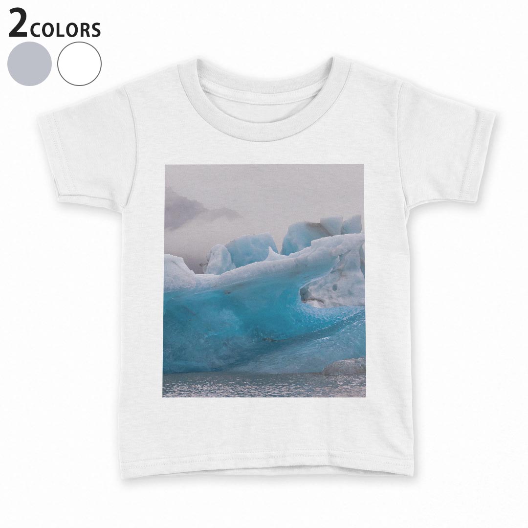 tシャツ キッズ 半袖 白地 灰色 ホワイト グレー デザイン 90 100 110 120 130 140 150 Tシャツ ティーシャツ T shirt上記で使用したデザインTシャツはこちら▼キッズ用Tシャツ　グレー・ホワイト全デザインはこちらから▼ ▼キッズ用Tシャツ　ブラック全デザインはこちらから▼商品特徴・15000デザインから選べる！デザインTシャツ！ ・洗濯も赤ちゃんにも安心なウェアプリント 　UltraChrome DGインクは洗濯に対しても色落ちが少なく、高い堅牢度が実証されています。 ・着心地や素材感にこだわった、上質なTシャツ。 ・1枚でも様になる万能型Tシャツ。 ・「よれない」「透けない」「長持ちする」という三大要素をすべて兼ね備えたTシャツです。 素材 ホワイト：綿　100％ グレー：綿　90％　ポリエステル10％ 注意事項画像はサンプルですので、Tシャツの大きさが若干異なる場合があります。ご覧の環境によっては多少色味に違いを感じる場合がございます。 イメージと違った、モニターと色味が異なるという理由での交換や返金はご対応出来かねます。 写真のカラーは可能な限り実際の商品に色味を近づけていますが、WEBの性質上ご使用のパソコンの設定や環境でカラーが若干異なります。 ご注文後に1点1点制作する受注生産品のため、不良品以外のご返品や交換は固くお断り致します。 機種の選択間違いも保証対象外となりますため、ご注文の際は必ず機種をご確認下さい。発送について完全受注生産のハンドメイド商品となりますので、既製品と比べて発送までお時間を頂いています。 基本的に決済確認後、最大で10営業日での発送となります。繁忙期や休業日明けの場合はさらに時間がかかる場合があります。 その際には別途メールにてご連絡致します。メール便の場合、発送日から到着までに2〜4日ほどかかる場合が多く、紛失などの保障もご対応できかねます。あらかじめご了承下さい。