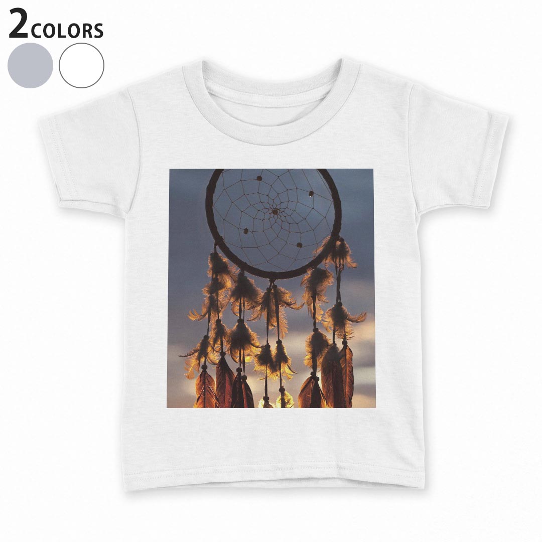 tシャツ キッズ 半袖 白地 灰色 ホワイト グレー デザイン 90 100 110 120 130 140 150 Tシャツ ティーシャツ T shirt上記で使用したデザインTシャツはこちら▼キッズ用Tシャツ　グレー・ホワイト全デザインはこちらから▼ ▼キッズ用Tシャツ　ブラック全デザインはこちらから▼商品特徴・15000デザインから選べる！デザインTシャツ！ ・洗濯も赤ちゃんにも安心なウェアプリント 　UltraChrome DGインクは洗濯に対しても色落ちが少なく、高い堅牢度が実証されています。 ・着心地や素材感にこだわった、上質なTシャツ。 ・1枚でも様になる万能型Tシャツ。 ・「よれない」「透けない」「長持ちする」という三大要素をすべて兼ね備えたTシャツです。 素材 ホワイト：綿　100％ グレー：綿　90％　ポリエステル10％ 注意事項画像はサンプルですので、Tシャツの大きさが若干異なる場合があります。ご覧の環境によっては多少色味に違いを感じる場合がございます。 イメージと違った、モニターと色味が異なるという理由での交換や返金はご対応出来かねます。 写真のカラーは可能な限り実際の商品に色味を近づけていますが、WEBの性質上ご使用のパソコンの設定や環境でカラーが若干異なります。 ご注文後に1点1点制作する受注生産品のため、不良品以外のご返品や交換は固くお断り致します。 選択間違いも保証対象外となりますため、ご注文の際は必ずサイズやカラーをご確認下さい。洗濯の際は、商品の色あせを避けるため手洗いをおすすめします。 つけ置き洗いは避けてください。 タンブラー乾燥はお控えください。発送について完全受注生産のハンドメイド商品となりますので、既製品と比べて発送までお時間を頂いています。 基本的に決済確認後、最大で10営業日での発送となります。繁忙期や休業日明けの場合はさらに時間がかかる場合があります。 その際には別途メールにてご連絡致します。メール便の場合、発送日から到着までに2〜4日ほどかかる場合が多く、紛失などの保障もご対応できかねます。あらかじめご了承下さい。