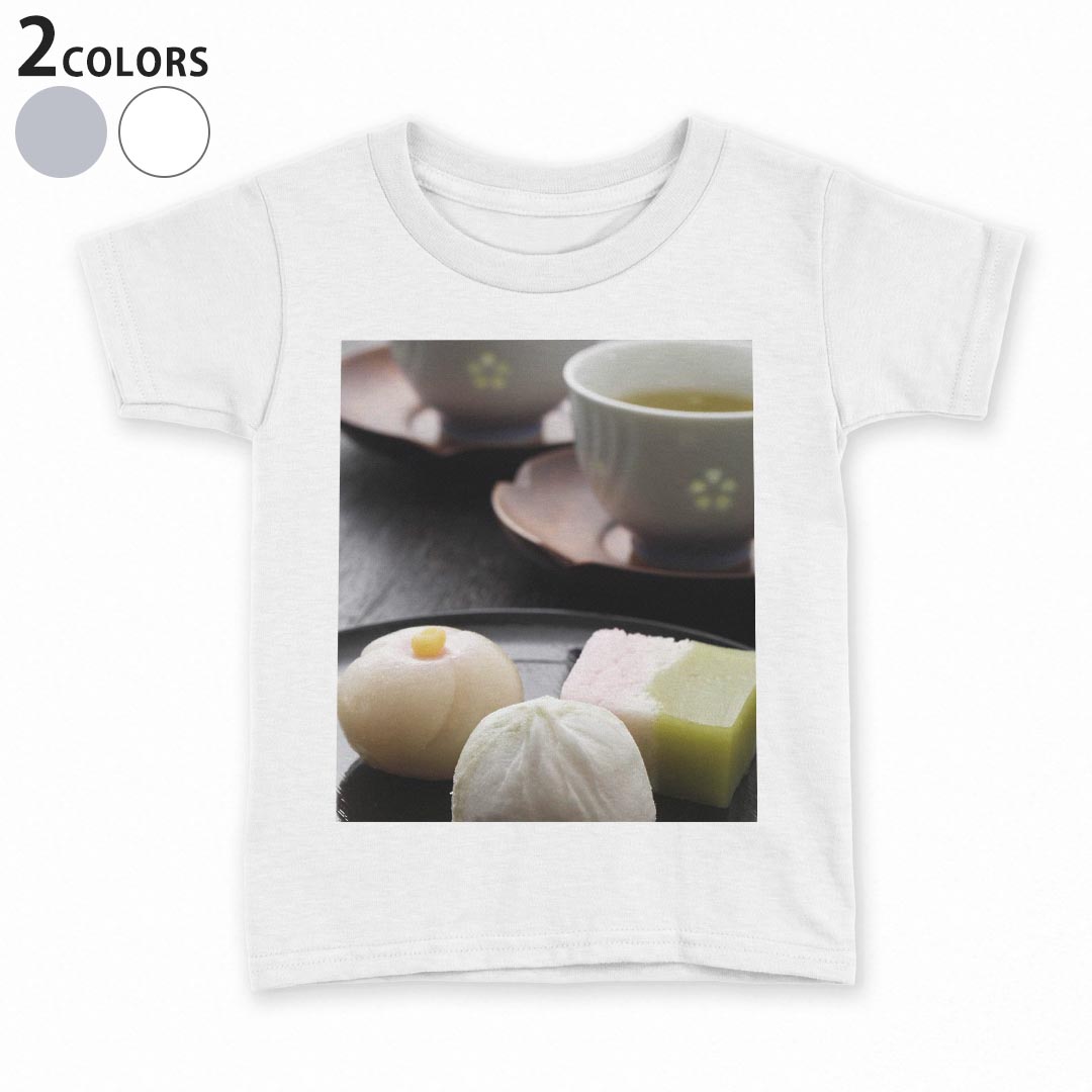tシャツ キッズ 半袖 白地 灰色 ホワイト グレー デザイン 90 100 110 120 130 140 150 Tシャツ ティーシャツ T shirt上記で使用したデザインTシャツはこちら▼キッズ用Tシャツ　グレー・ホワイト全デザインはこちらから▼ ▼キッズ用Tシャツ　ブラック全デザインはこちらから▼商品特徴・15000デザインから選べる！デザインTシャツ！ ・洗濯も赤ちゃんにも安心なウェアプリント 　UltraChrome DGインクは洗濯に対しても色落ちが少なく、高い堅牢度が実証されています。 ・着心地や素材感にこだわった、上質なTシャツ。 ・1枚でも様になる万能型Tシャツ。 ・「よれない」「透けない」「長持ちする」という三大要素をすべて兼ね備えたTシャツです。 素材 ホワイト：綿　100％ グレー：綿　90％　ポリエステル10％ 注意事項画像はサンプルですので、Tシャツの大きさが若干異なる場合があります。ご覧の環境によっては多少色味に違いを感じる場合がございます。 イメージと違った、モニターと色味が異なるという理由での交換や返金はご対応出来かねます。 写真のカラーは可能な限り実際の商品に色味を近づけていますが、WEBの性質上ご使用のパソコンの設定や環境でカラーが若干異なります。 ご注文後に1点1点制作する受注生産品のため、不良品以外のご返品や交換は固くお断り致します。 選択間違いも保証対象外となりますため、ご注文の際は必ずサイズやカラーをご確認下さい。洗濯の際は、商品の色あせを避けるため手洗いをおすすめします。 つけ置き洗いは避けてください。 タンブラー乾燥はお控えください。発送について完全受注生産のハンドメイド商品となりますので、既製品と比べて発送までお時間を頂いています。 基本的に決済確認後、最大で10営業日での発送となります。繁忙期や休業日明けの場合はさらに時間がかかる場合があります。 その際には別途メールにてご連絡致します。メール便の場合、発送日から到着までに2〜4日ほどかかる場合が多く、紛失などの保障もご対応できかねます。あらかじめご了承下さい。