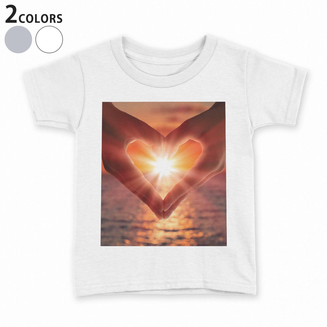 tシャツ キッズ 半袖 白地 灰色 ホワイト グレー デザイン 90 100 110 120 130 140 150 Tシャツ ティーシャツ T shirt上記で使用したデザインTシャツはこちら▼キッズ用Tシャツ　グレー・ホワイト全デザインはこちらから▼ ▼キッズ用Tシャツ　ブラック全デザインはこちらから▼商品特徴・15000デザインから選べる！デザインTシャツ！ ・洗濯も赤ちゃんにも安心なウェアプリント 　UltraChrome DGインクは洗濯に対しても色落ちが少なく、高い堅牢度が実証されています。 ・着心地や素材感にこだわった、上質なTシャツ。 ・1枚でも様になる万能型Tシャツ。 ・「よれない」「透けない」「長持ちする」という三大要素をすべて兼ね備えたTシャツです。 素材 ホワイト：綿　100％ グレー：綿　90％　ポリエステル10％ 注意事項画像はサンプルですので、Tシャツの大きさが若干異なる場合があります。ご覧の環境によっては多少色味に違いを感じる場合がございます。 イメージと違った、モニターと色味が異なるという理由での交換や返金はご対応出来かねます。 写真のカラーは可能な限り実際の商品に色味を近づけていますが、WEBの性質上ご使用のパソコンの設定や環境でカラーが若干異なります。 ご注文後に1点1点制作する受注生産品のため、不良品以外のご返品や交換は固くお断り致します。 選択間違いも保証対象外となりますため、ご注文の際は必ずサイズやカラーをご確認下さい。洗濯の際は、商品の色あせを避けるため手洗いをおすすめします。 つけ置き洗いは避けてください。 タンブラー乾燥はお控えください。発送について完全受注生産のハンドメイド商品となりますので、既製品と比べて発送までお時間を頂いています。 基本的に決済確認後、最大で10営業日での発送となります。繁忙期や休業日明けの場合はさらに時間がかかる場合があります。 その際には別途メールにてご連絡致します。メール便の場合、発送日から到着までに2〜4日ほどかかる場合が多く、紛失などの保障もご対応できかねます。あらかじめご了承下さい。