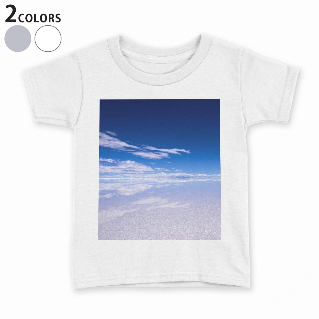 tシャツ キッズ 半袖 白地 灰色 ホワイト グレー デザイン 90 100 110 120 130 140 150 Tシャツ ティーシャツ T shirt上記で使用したデザインTシャツはこちら▼キッズ用Tシャツ　グレー・ホワイト全デザインはこちらから▼ ▼キッズ用Tシャツ　ブラック全デザインはこちらから▼商品特徴・15000デザインから選べる！デザインTシャツ！ ・洗濯も赤ちゃんにも安心なウェアプリント 　UltraChrome DGインクは洗濯に対しても色落ちが少なく、高い堅牢度が実証されています。 ・着心地や素材感にこだわった、上質なTシャツ。 ・1枚でも様になる万能型Tシャツ。 ・「よれない」「透けない」「長持ちする」という三大要素をすべて兼ね備えたTシャツです。 素材 ホワイト：綿　100％ グレー：綿　90％　ポリエステル10％ 注意事項画像はサンプルですので、Tシャツの大きさが若干異なる場合があります。ご覧の環境によっては多少色味に違いを感じる場合がございます。 イメージと違った、モニターと色味が異なるという理由での交換や返金はご対応出来かねます。 写真のカラーは可能な限り実際の商品に色味を近づけていますが、WEBの性質上ご使用のパソコンの設定や環境でカラーが若干異なります。 ご注文後に1点1点制作する受注生産品のため、不良品以外のご返品や交換は固くお断り致します。 選択間違いも保証対象外となりますため、ご注文の際は必ずサイズやカラーをご確認下さい。洗濯の際は、商品の色あせを避けるため手洗いをおすすめします。 つけ置き洗いは避けてください。 タンブラー乾燥はお控えください。発送について完全受注生産のハンドメイド商品となりますので、既製品と比べて発送までお時間を頂いています。 基本的に決済確認後、最大で10営業日での発送となります。繁忙期や休業日明けの場合はさらに時間がかかる場合があります。 その際には別途メールにてご連絡致します。メール便の場合、発送日から到着までに2〜4日ほどかかる場合が多く、紛失などの保障もご対応できかねます。あらかじめご了承下さい。