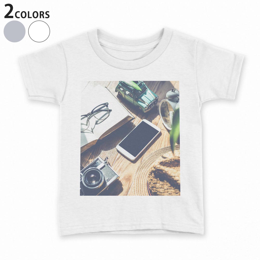 tシャツ キッズ 半袖 白地 灰色 ホワイト グレー デザイン 90 100 110 120 130 140 150 Tシャツ ティーシャツ T shirt上記で使用したデザインTシャツはこちら▼キッズ用Tシャツ　グレー・ホワイト全デザインはこちらから▼ ▼キッズ用Tシャツ　ブラック全デザインはこちらから▼商品特徴・15000デザインから選べる！デザインTシャツ！ ・洗濯も赤ちゃんにも安心なウェアプリント 　UltraChrome DGインクは洗濯に対しても色落ちが少なく、高い堅牢度が実証されています。 ・着心地や素材感にこだわった、上質なTシャツ。 ・1枚でも様になる万能型Tシャツ。 ・「よれない」「透けない」「長持ちする」という三大要素をすべて兼ね備えたTシャツです。 素材 ホワイト：綿　100％ グレー：綿　90％　ポリエステル10％ 注意事項画像はサンプルですので、Tシャツの大きさが若干異なる場合があります。ご覧の環境によっては多少色味に違いを感じる場合がございます。 イメージと違った、モニターと色味が異なるという理由での交換や返金はご対応出来かねます。 写真のカラーは可能な限り実際の商品に色味を近づけていますが、WEBの性質上ご使用のパソコンの設定や環境でカラーが若干異なります。 ご注文後に1点1点制作する受注生産品のため、不良品以外のご返品や交換は固くお断り致します。 選択間違いも保証対象外となりますため、ご注文の際は必ずサイズやカラーをご確認下さい。洗濯の際は、商品の色あせを避けるため手洗いをおすすめします。 つけ置き洗いは避けてください。 タンブラー乾燥はお控えください。発送について完全受注生産のハンドメイド商品となりますので、既製品と比べて発送までお時間を頂いています。 基本的に決済確認後、最大で10営業日での発送となります。繁忙期や休業日明けの場合はさらに時間がかかる場合があります。 その際には別途メールにてご連絡致します。メール便の場合、発送日から到着までに2〜4日ほどかかる場合が多く、紛失などの保障もご対応できかねます。あらかじめご了承下さい。