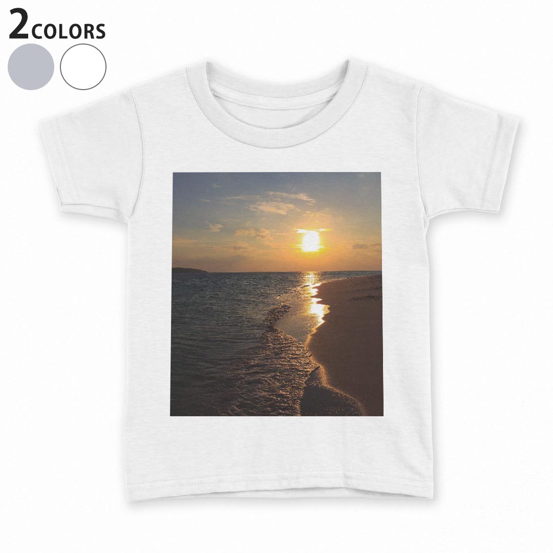 tシャツ キッズ 半袖 白地 灰色 ホワイト グレー デザイン 90 100 110 120 130 140 150 Tシャツ ティーシャツ T shirt上記で使用したデザインTシャツはこちら▼キッズ用Tシャツ　グレー・ホワイト全デザインはこちらから▼ ▼キッズ用Tシャツ　ブラック全デザインはこちらから▼商品特徴・15000デザインから選べる！デザインTシャツ！ ・洗濯も赤ちゃんにも安心なウェアプリント 　UltraChrome DGインクは洗濯に対しても色落ちが少なく、高い堅牢度が実証されています。 ・着心地や素材感にこだわった、上質なTシャツ。 ・1枚でも様になる万能型Tシャツ。 ・「よれない」「透けない」「長持ちする」という三大要素をすべて兼ね備えたTシャツです。 素材 ホワイト：綿　100％ グレー：綿　90％　ポリエステル10％ 注意事項画像はサンプルですので、Tシャツの大きさが若干異なる場合があります。ご覧の環境によっては多少色味に違いを感じる場合がございます。 イメージと違った、モニターと色味が異なるという理由での交換や返金はご対応出来かねます。 写真のカラーは可能な限り実際の商品に色味を近づけていますが、WEBの性質上ご使用のパソコンの設定や環境でカラーが若干異なります。 ご注文後に1点1点制作する受注生産品のため、不良品以外のご返品や交換は固くお断り致します。 選択間違いも保証対象外となりますため、ご注文の際は必ずサイズやカラーをご確認下さい。洗濯の際は、商品の色あせを避けるため手洗いをおすすめします。 つけ置き洗いは避けてください。 タンブラー乾燥はお控えください。発送について完全受注生産のハンドメイド商品となりますので、既製品と比べて発送までお時間を頂いています。 基本的に決済確認後、最大で10営業日での発送となります。繁忙期や休業日明けの場合はさらに時間がかかる場合があります。 その際には別途メールにてご連絡致します。メール便の場合、発送日から到着までに2〜4日ほどかかる場合が多く、紛失などの保障もご対応できかねます。あらかじめご了承下さい。