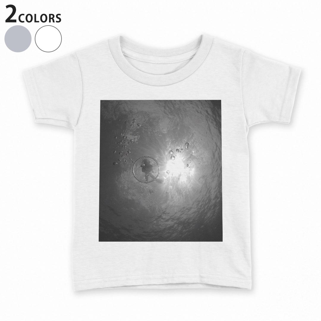 tシャツ キッズ 半袖 白地 灰色 ホワイト グレー デザイン 90 100 110 120 130 140 150 Tシャツ ティーシャツ T shirt上記で使用したデザインTシャツはこちら▼キッズ用Tシャツ　グレー・ホワイト全デザインはこちらから▼ ▼キッズ用Tシャツ　ブラック全デザインはこちらから▼商品特徴・15000デザインから選べる！デザインTシャツ！ ・洗濯も赤ちゃんにも安心なウェアプリント 　UltraChrome DGインクは洗濯に対しても色落ちが少なく、高い堅牢度が実証されています。 ・着心地や素材感にこだわった、上質なTシャツ。 ・1枚でも様になる万能型Tシャツ。 ・「よれない」「透けない」「長持ちする」という三大要素をすべて兼ね備えたTシャツです。 素材 ホワイト：綿　100％ グレー：綿　90％　ポリエステル10％ 注意事項画像はサンプルですので、Tシャツの大きさが若干異なる場合があります。ご覧の環境によっては多少色味に違いを感じる場合がございます。 イメージと違った、モニターと色味が異なるという理由での交換や返金はご対応出来かねます。 写真のカラーは可能な限り実際の商品に色味を近づけていますが、WEBの性質上ご使用のパソコンの設定や環境でカラーが若干異なります。 ご注文後に1点1点制作する受注生産品のため、不良品以外のご返品や交換は固くお断り致します。 選択間違いも保証対象外となりますため、ご注文の際は必ずサイズやカラーをご確認下さい。洗濯の際は、商品の色あせを避けるため手洗いをおすすめします。 つけ置き洗いは避けてください。 タンブラー乾燥はお控えください。発送について完全受注生産のハンドメイド商品となりますので、既製品と比べて発送までお時間を頂いています。 基本的に決済確認後、最大で10営業日での発送となります。繁忙期や休業日明けの場合はさらに時間がかかる場合があります。 その際には別途メールにてご連絡致します。メール便の場合、発送日から到着までに2〜4日ほどかかる場合が多く、紛失などの保障もご対応できかねます。あらかじめご了承下さい。