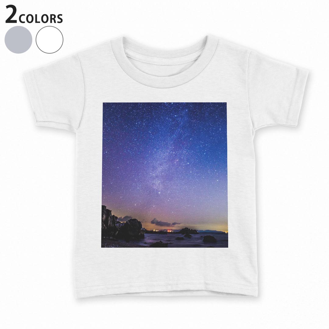 tシャツ キッズ 半袖 白地 灰色 ホワイト グレー デザイン 90 100 110 120 130 140 150 Tシャツ ティーシャツ T shirt上記で使用したデザインTシャツはこちら▼キッズ用Tシャツ　グレー・ホワイト全デザインはこちらから▼ ▼キッズ用Tシャツ　ブラック全デザインはこちらから▼商品特徴・15000デザインから選べる！デザインTシャツ！ ・洗濯も赤ちゃんにも安心なウェアプリント 　UltraChrome DGインクは洗濯に対しても色落ちが少なく、高い堅牢度が実証されています。 ・着心地や素材感にこだわった、上質なTシャツ。 ・1枚でも様になる万能型Tシャツ。 ・「よれない」「透けない」「長持ちする」という三大要素をすべて兼ね備えたTシャツです。 素材 ホワイト：綿　100％ グレー：綿　90％　ポリエステル10％ 注意事項画像はサンプルですので、Tシャツの大きさが若干異なる場合があります。ご覧の環境によっては多少色味に違いを感じる場合がございます。 イメージと違った、モニターと色味が異なるという理由での交換や返金はご対応出来かねます。 写真のカラーは可能な限り実際の商品に色味を近づけていますが、WEBの性質上ご使用のパソコンの設定や環境でカラーが若干異なります。 ご注文後に1点1点制作する受注生産品のため、不良品以外のご返品や交換は固くお断り致します。 機種の選択間違いも保証対象外となりますため、ご注文の際は必ず機種をご確認下さい。発送について完全受注生産のハンドメイド商品となりますので、既製品と比べて発送までお時間を頂いています。 基本的に決済確認後、最大で10営業日での発送となります。繁忙期や休業日明けの場合はさらに時間がかかる場合があります。 その際には別途メールにてご連絡致します。メール便の場合、発送日から到着までに2〜4日ほどかかる場合が多く、紛失などの保障もご対応できかねます。あらかじめご了承下さい。