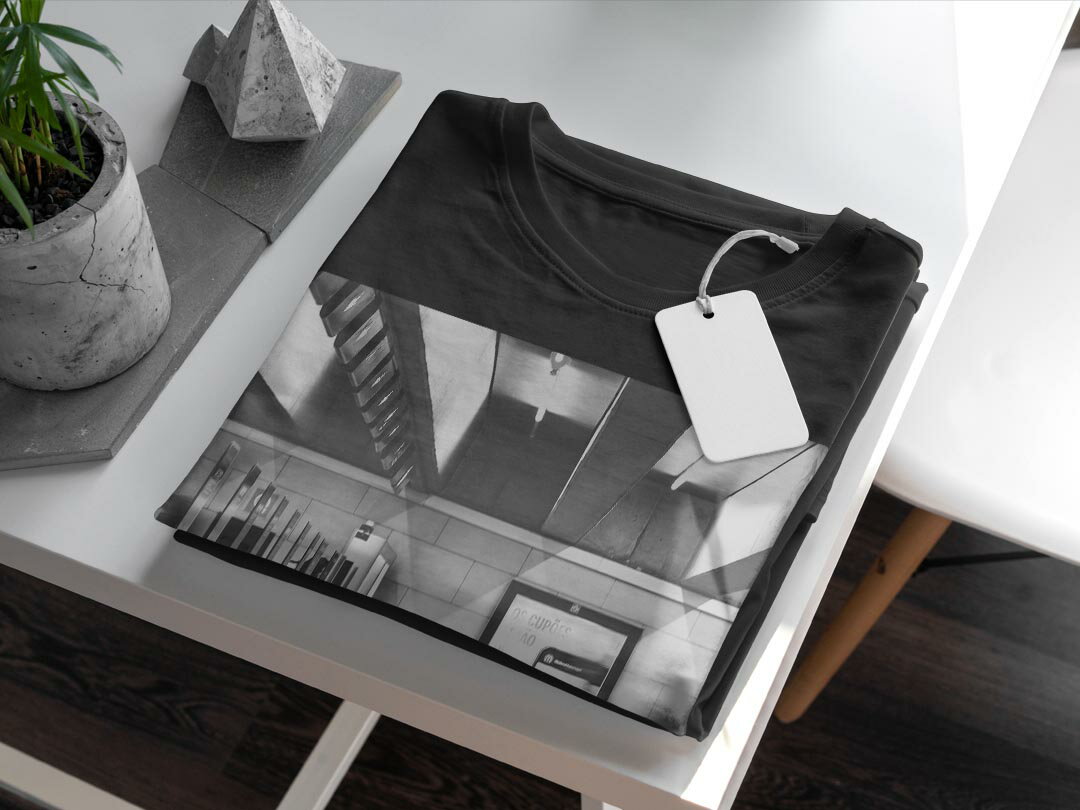 tシャツ メンズ 半袖 ブラック デザイン XS S M L XL 2XL Tシャツ ティーシャツ T shirt　黒 023846 電車　改札口　モノクロ