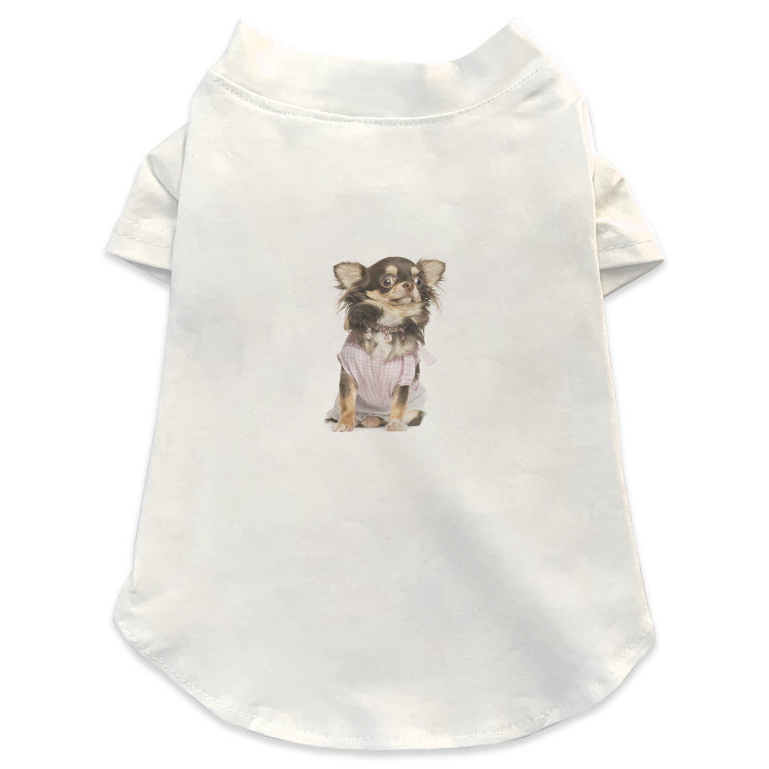 犬専用Tシャツ 選べる5size 小型犬 袖あり 半袖 ホワイト デザイン T shirt XS S M L XL ペットウェア ペット服 カジュアル おしゃれ コットン 綿商品特徴・袖ありペット用Tシャツ！・さらりとした触り心地のTシャツ ・洗濯も赤ちゃんにも安心なウェアプリントUltraChrome DGインクは洗濯に対しても色落ちが少なく、高い堅牢度が実証されています。 素材 綿 98% ポリエステル 2％ 注意事項※実際にわんちゃんを測った上でご購入ください。※測る際はきつく締めすぎず余裕をもって測ってください。※2cm〜3cm誤差がある場合があります。画像はサンプルですので、Tシャツの大きさが若干異なる場合があります。ご覧の環境によっては多少色味に違いを感じる場合がございます。 イメージと違った、モニターと色味が異なるという理由での交換や返金はご対応出来かねます。 写真のカラーは可能な限り実際の商品に色味を近づけていますが、WEBの性質上ご使用のパソコンの設定や環境でカラーが若干異なります。 ご注文後に1点1点制作する受注生産品のため、不良品以外のご返品や交換は固くお断り致します。 選択間違いも保証対象外となりますため、ご注文の際は必ずサイズやカラーをご確認下さい。洗濯の際は、商品の色あせを避けるため手洗いをおすすめします。 つけ置き洗いは避けてください。 タンブラー乾燥はお控えください。発送について完全受注生産のハンドメイド商品となりますので、既製品と比べて発送までお時間を頂いています。 基本的に決済確認後、最大で10営業日での発送となります。繁忙期や休業日明けの場合はさらに時間がかかる場合があります。 その際には別途メールにてご連絡致します。メール便の場合、発送日から到着までに2〜4日ほどかかる場合が多く、紛失などの保障もご対応できかねます。あらかじめご了承下さい。