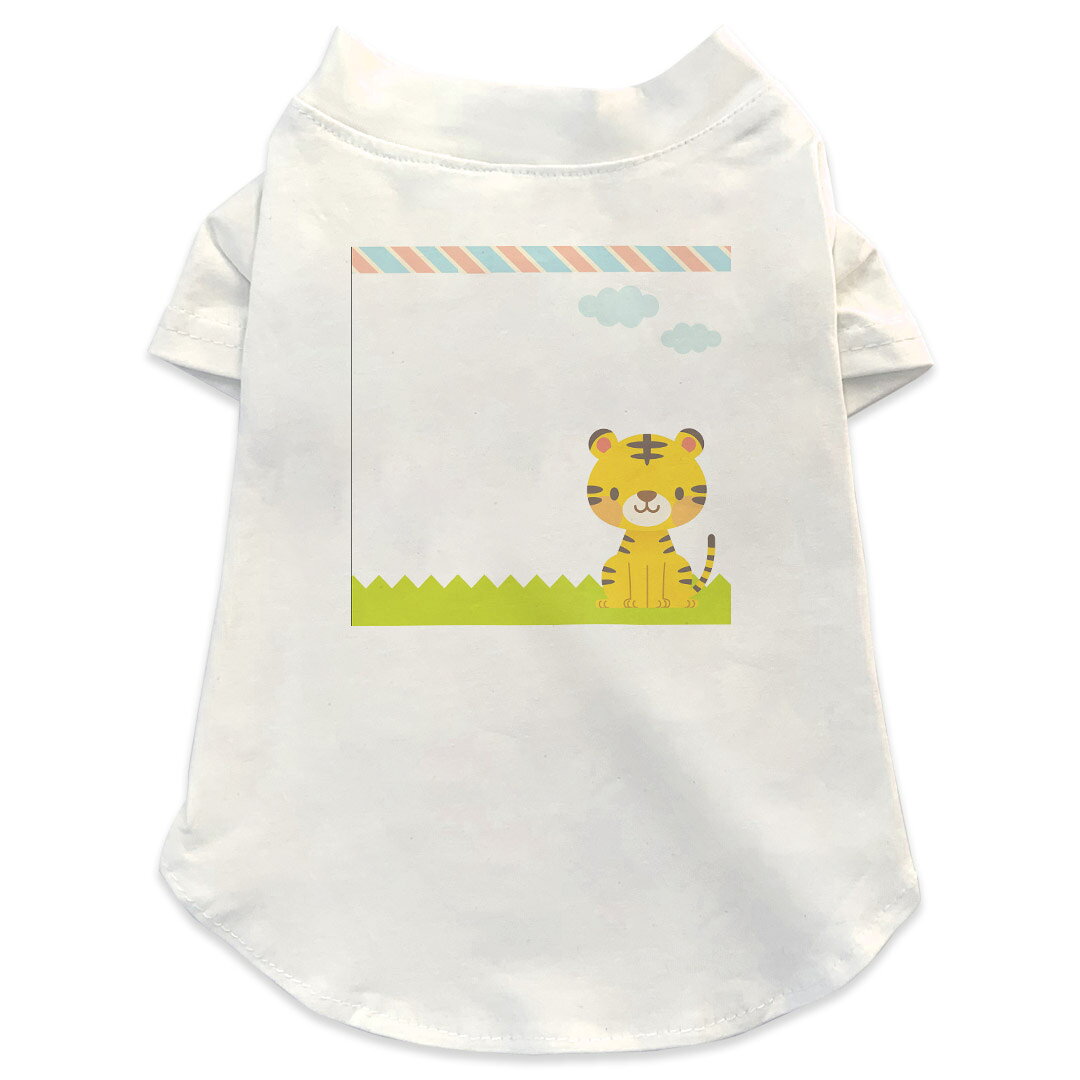 犬専用Tシャツ 選べる5size 小型犬 袖あり 半袖 ホワイト デザイン T shirt XS S M L XL ペットウェア ペット服 カジュアル おしゃれ コットン 綿商品特徴・袖ありペット用Tシャツ！・さらりとした触り心地のTシャツ ・洗濯も赤ちゃんにも安心なウェアプリントUltraChrome DGインクは洗濯に対しても色落ちが少なく、高い堅牢度が実証されています。 素材 綿 98% ポリエステル 2％ 注意事項※実際にわんちゃんを測った上でご購入ください。※測る際はきつく締めすぎず余裕をもって測ってください。※2cm〜3cm誤差がある場合があります。画像はサンプルですので、Tシャツの大きさが若干異なる場合があります。ご覧の環境によっては多少色味に違いを感じる場合がございます。 イメージと違った、モニターと色味が異なるという理由での交換や返金はご対応出来かねます。 写真のカラーは可能な限り実際の商品に色味を近づけていますが、WEBの性質上ご使用のパソコンの設定や環境でカラーが若干異なります。 ご注文後に1点1点制作する受注生産品のため、不良品以外のご返品や交換は固くお断り致します。 選択間違いも保証対象外となりますため、ご注文の際は必ずサイズやカラーをご確認下さい。洗濯の際は、商品の色あせを避けるため手洗いをおすすめします。 つけ置き洗いは避けてください。 タンブラー乾燥はお控えください。発送について完全受注生産のハンドメイド商品となりますので、既製品と比べて発送までお時間を頂いています。 基本的に決済確認後、最大で10営業日での発送となります。繁忙期や休業日明けの場合はさらに時間がかかる場合があります。 その際には別途メールにてご連絡致します。メール便の場合、発送日から到着までに2〜4日ほどかかる場合が多く、紛失などの保障もご対応できかねます。あらかじめご了承下さい。