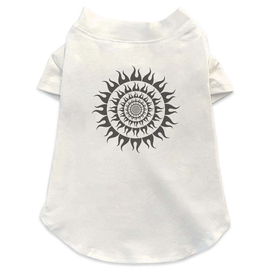 犬専用Tシャツ 選べる5size 小型犬 袖あり 半袖 ホワイト デザイン T shirt XS S M L XL ペットウェア ペット服 カジュアル おしゃれ コットン 綿商品特徴・袖ありペット用Tシャツ！・さらりとした触り心地のTシャツ ・洗濯も赤ちゃんにも安心なウェアプリントUltraChrome DGインクは洗濯に対しても色落ちが少なく、高い堅牢度が実証されています。 素材 綿 98% ポリエステル 2％ 注意事項※実際にわんちゃんを測った上でご購入ください。※測る際はきつく締めすぎず余裕をもって測ってください。※2cm〜3cm誤差がある場合があります。画像はサンプルですので、Tシャツの大きさが若干異なる場合があります。ご覧の環境によっては多少色味に違いを感じる場合がございます。 イメージと違った、モニターと色味が異なるという理由での交換や返金はご対応出来かねます。 写真のカラーは可能な限り実際の商品に色味を近づけていますが、WEBの性質上ご使用のパソコンの設定や環境でカラーが若干異なります。 ご注文後に1点1点制作する受注生産品のため、不良品以外のご返品や交換は固くお断り致します。 選択間違いも保証対象外となりますため、ご注文の際は必ずサイズやカラーをご確認下さい。洗濯の際は、商品の色あせを避けるため手洗いをおすすめします。 つけ置き洗いは避けてください。 タンブラー乾燥はお控えください。発送について完全受注生産のハンドメイド商品となりますので、既製品と比べて発送までお時間を頂いています。 基本的に決済確認後、最大で10営業日での発送となります。繁忙期や休業日明けの場合はさらに時間がかかる場合があります。 その際には別途メールにてご連絡致します。メール便の場合、発送日から到着までに2〜4日ほどかかる場合が多く、紛失などの保障もご対応できかねます。あらかじめご了承下さい。